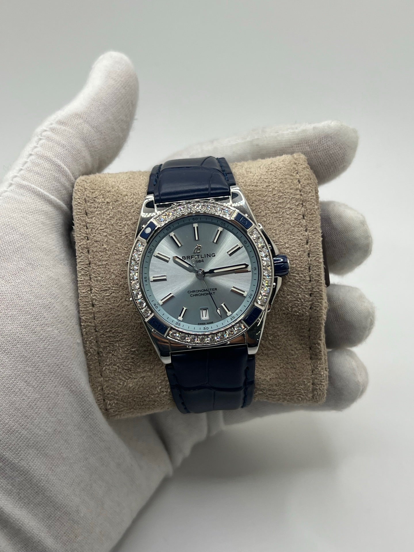 Montre Breitling Chronomat A17356531C1P1 en acier avec cadran bleu et bracelet en cuir de crocodile bleu. Modèle automatique avec réserve de marche de 38h, étanche 10 ATM et verre saphir. Édition diamantée élégante, idéale pour collectionneurs. Style luxueux et finition raffinée, état d’occasion très bon. Sans coffret ni papiers d’origine. 