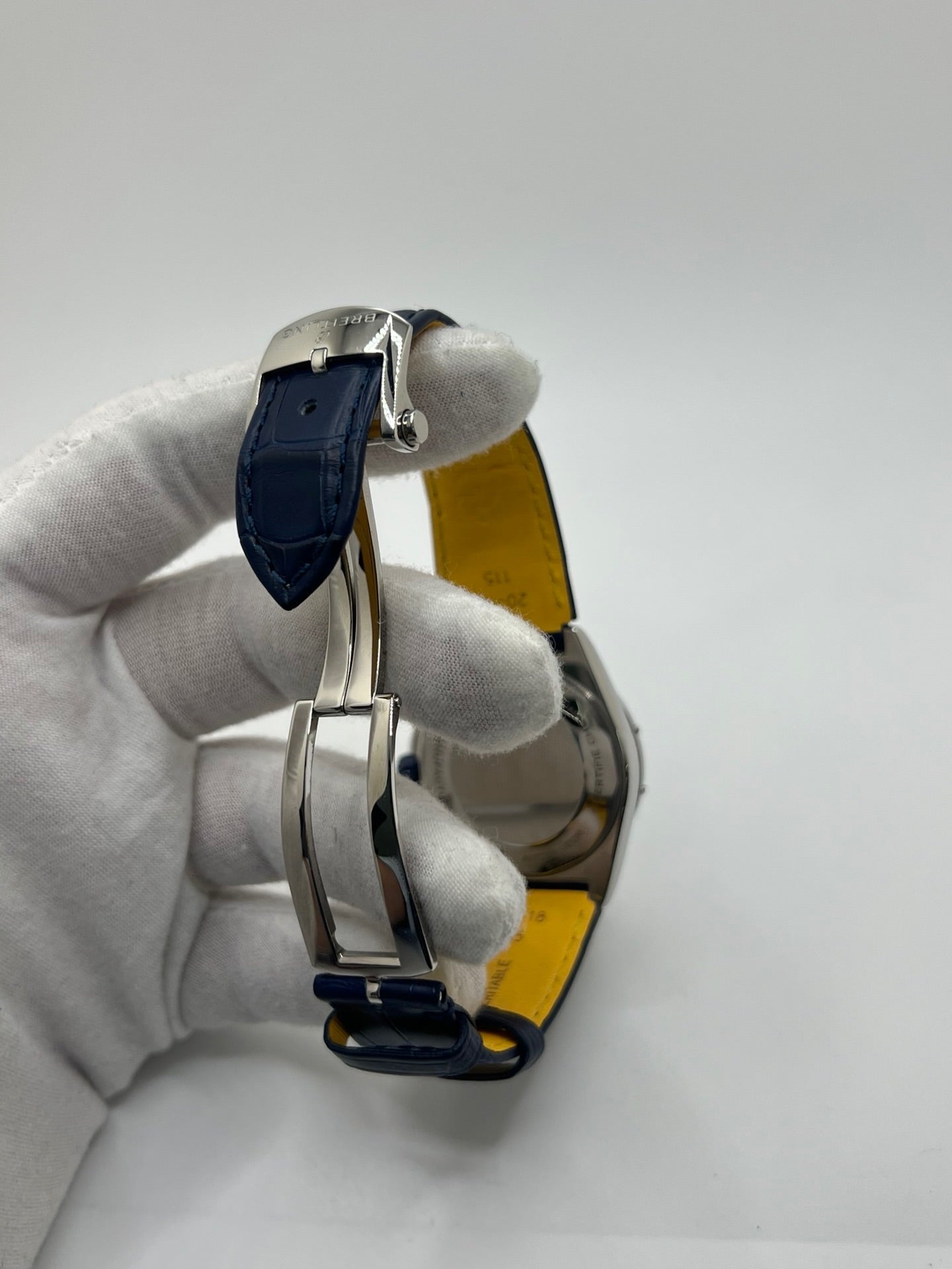 Montre Breitling Chronomat A17356531C1P1 en acier avec cadran bleu et bracelet en cuir de crocodile bleu. Modèle automatique avec réserve de marche de 38h, étanche 10 ATM et verre saphir. Édition diamantée élégante, idéale pour collectionneurs. Style luxueux et finition raffinée, état d’occasion très bon. Sans coffret ni papiers d’origine. 