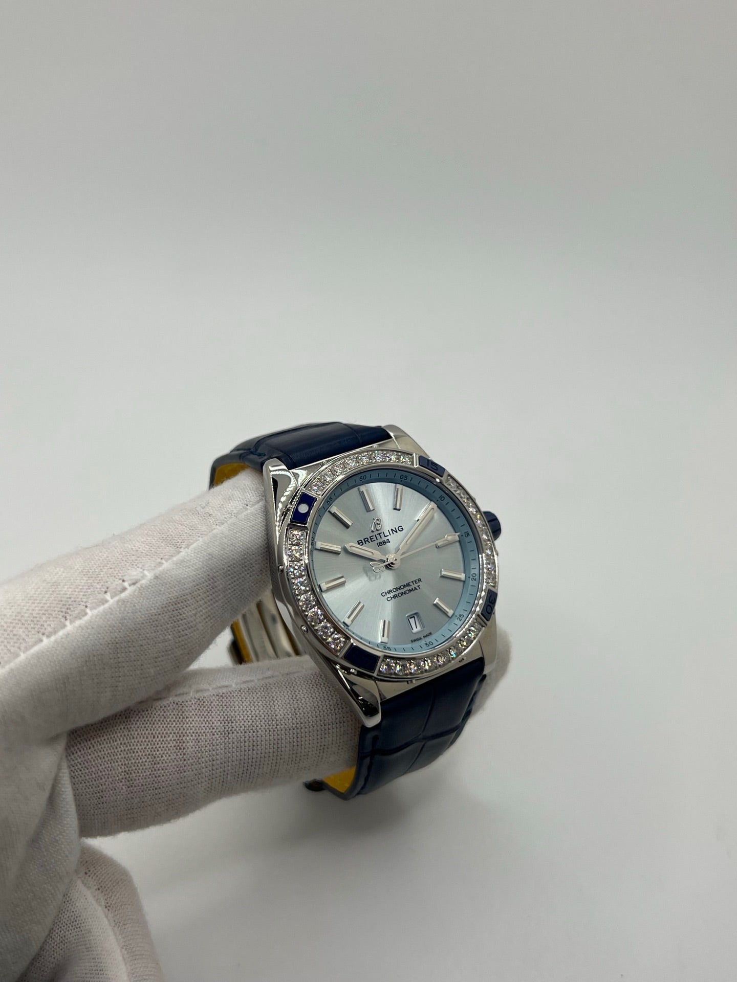 Montre Breitling Chronomat A17356531C1P1 en acier avec cadran bleu et bracelet en cuir de crocodile bleu. Modèle automatique avec réserve de marche de 38h, étanche 10 ATM et verre saphir. Édition diamantée élégante, idéale pour collectionneurs. Style luxueux et finition raffinée, état d’occasion très bon. Sans coffret ni papiers d’origine. 