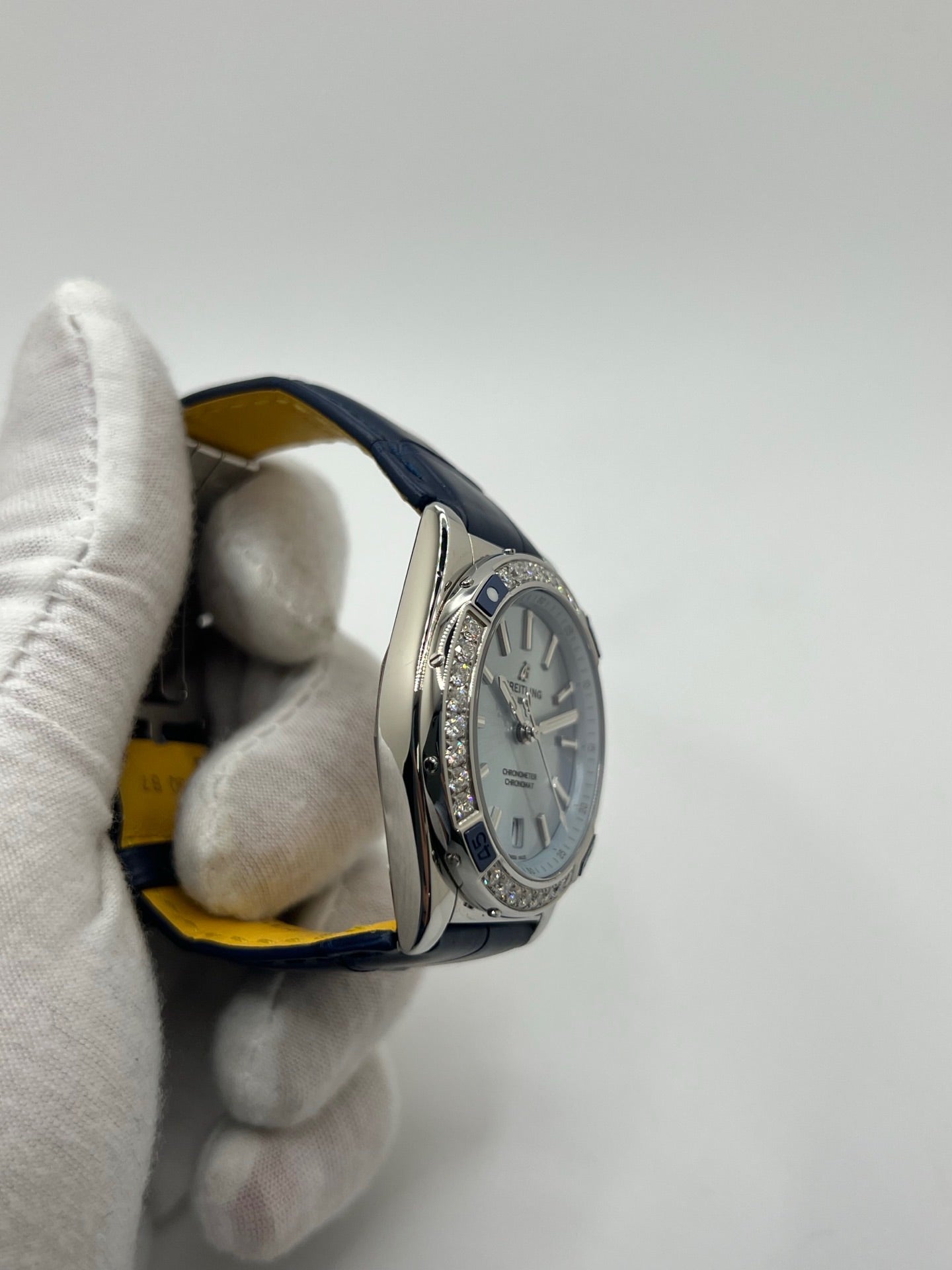 Montre Breitling Chronomat A17356531C1P1 en acier avec cadran bleu et bracelet en cuir de crocodile bleu. Modèle automatique avec réserve de marche de 38h, étanche 10 ATM et verre saphir. Édition diamantée élégante, idéale pour collectionneurs. Style luxueux et finition raffinée, état d’occasion très bon. Sans coffret ni papiers d’origine. 