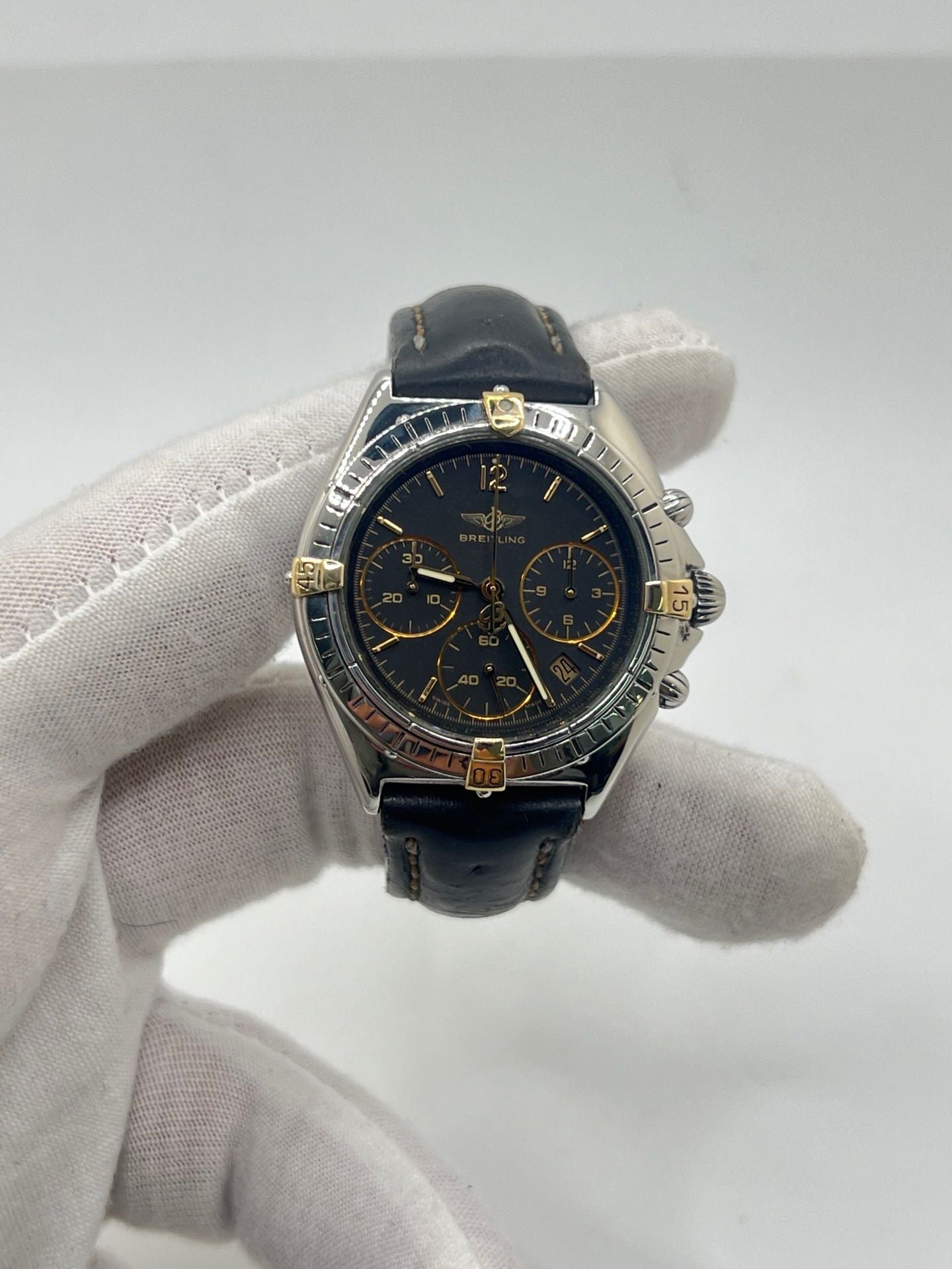 Découvrez la Breitling Chronomat référence 80350, une montre de luxe iconique alliant élégance et performance. Dotée d’un mouvement quartz précis, d’un boîtier en or et acier, d’un cadran noir et d’un bracelet en cuir, elle incarne le savoir-faire horloger suisse.