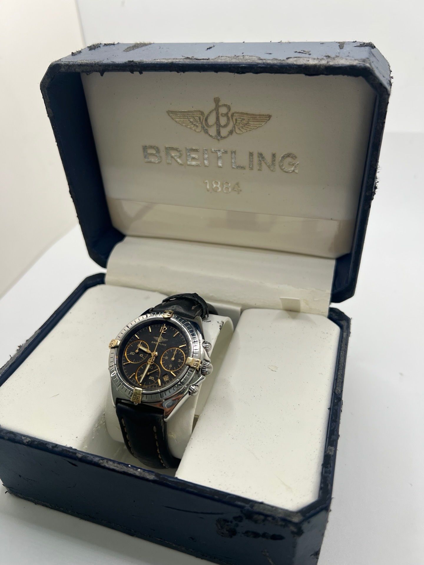 Découvrez la Breitling Chronomat référence 80350, une montre de luxe iconique alliant élégance et performance. Dotée d’un mouvement quartz précis, d’un boîtier en or et acier, d’un cadran noir et d’un bracelet en cuir, elle incarne le savoir-faire horloger suisse.