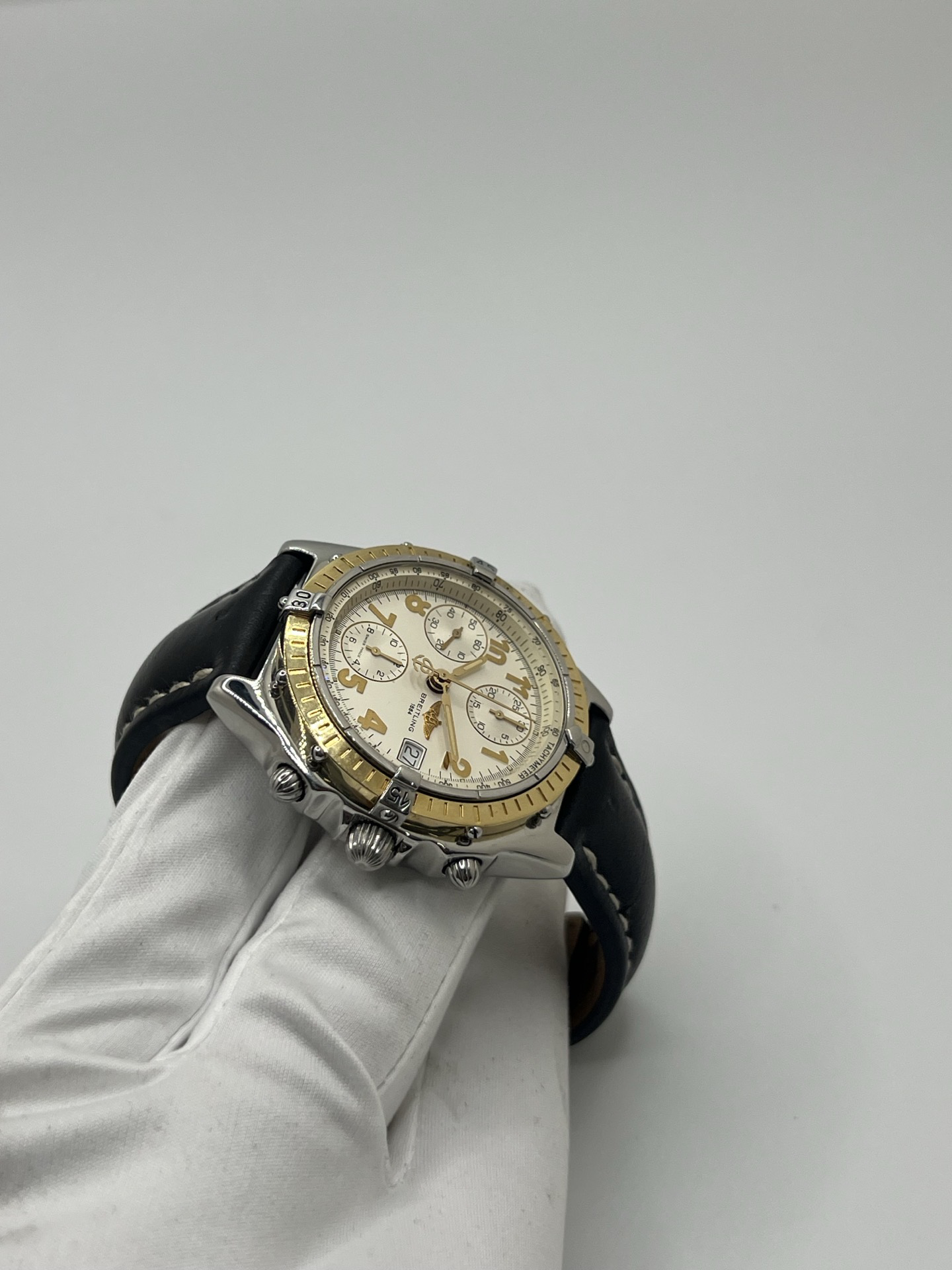 Chronographe Breitling Chronomat référence D13048, montre de luxe suisse emblématique au design sportif et élégant. Ce modèle présente un boîtier robuste, une lunette caractéristique de la collection Chronomat et un cadran avec compteurs de chronographe offrant une excellente lisibilité. Appréciée des passionnés d’horlogerie, la Breitling Chronomat incarne la précision, la fiabilité et le savoir-faire horloger suisse.