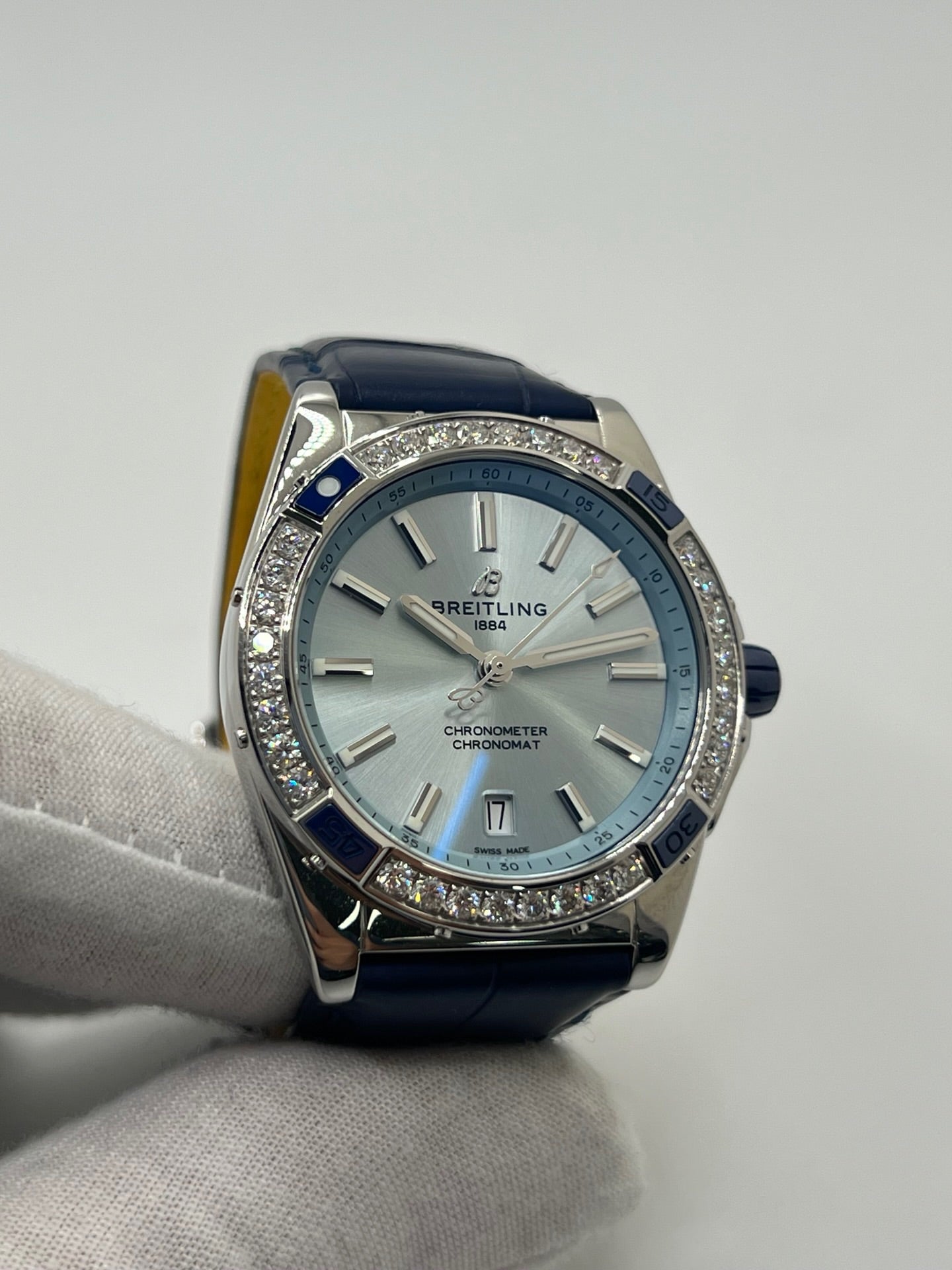 Montre Breitling Chronomat A17356531C1P1 en acier avec cadran bleu et bracelet en cuir de crocodile bleu. Modèle automatique avec réserve de marche de 38h, étanche 10 ATM et verre saphir. Édition diamantée élégante, idéale pour collectionneurs. Style luxueux et finition raffinée, état d’occasion très bon. Sans coffret ni papiers d’origine. 