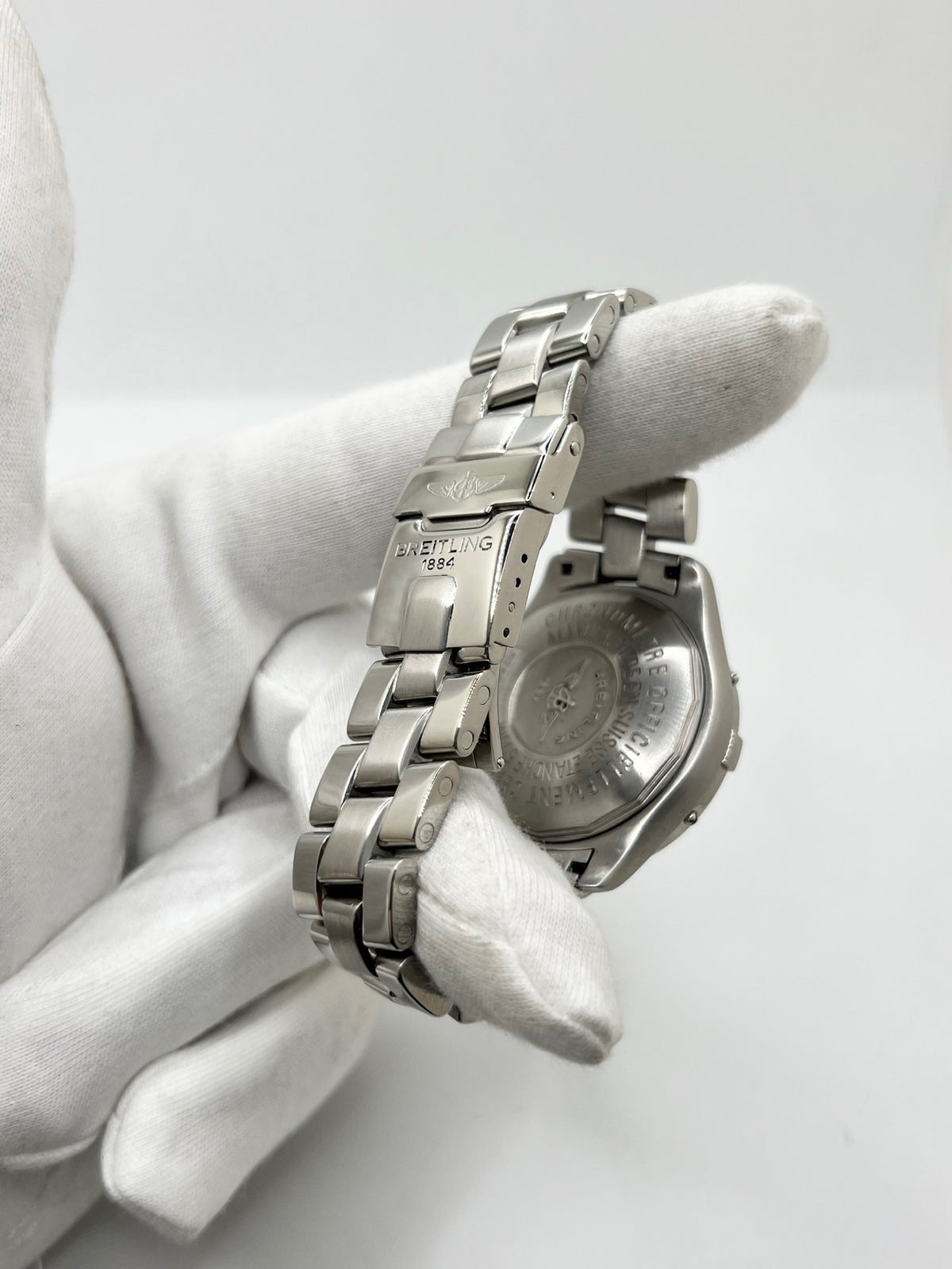 Montre Breitling Colt A74350 en acier inoxydable, équipée d’un mouvement à quartz et d’un cadran noir élégant. Avec son boîtier de 38 mm, son verre saphir et son bracelet en acier, cette montre Breitling allie robustesse, précision et style intemporel. Étanche jusqu’à 50 ATM, elle dispose également d’un affichage de la date. Cette Breitling Colt pour homme se distingue par son design sportif et raffiné. D’occasion en très bon état, elle a bénéficié d’une révision interne le 22 octobre 2026.