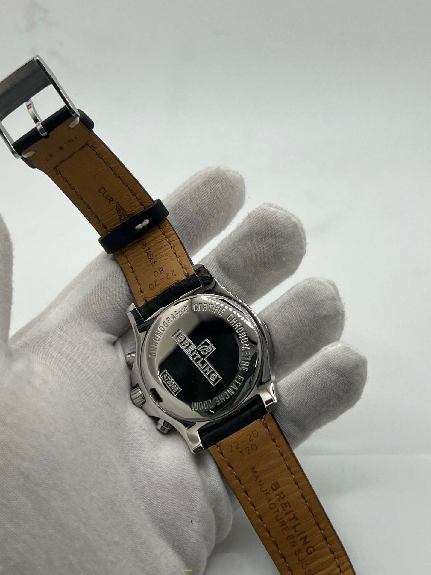 Montre Breitling Colt Chronograph A7338811/BD43 pour homme, chronographe à quartz avec boîtier en acier de 44 mm, cadran noir et bracelet en cuir noir. Modèle sportif et élégant, étanche à 20 ATM, avec fonction date et tachymètre. Livrée avec coffret et papiers d’origine, en excellent état, révisée en 2025 à Paris.