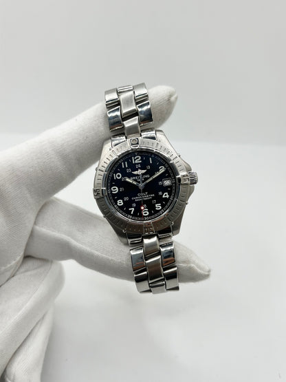 Montre Breitling Colt A74350 en acier inoxydable, équipée d’un mouvement à quartz et d’un cadran noir élégant. Avec son boîtier de 38 mm, son verre saphir et son bracelet en acier, cette montre Breitling allie robustesse, précision et style intemporel. Étanche jusqu’à 50 ATM, elle dispose également d’un affichage de la date. Cette Breitling Colt pour homme se distingue par son design sportif et raffiné. D’occasion en très bon état, elle a bénéficié d’une révision interne le 22 octobre 2026.