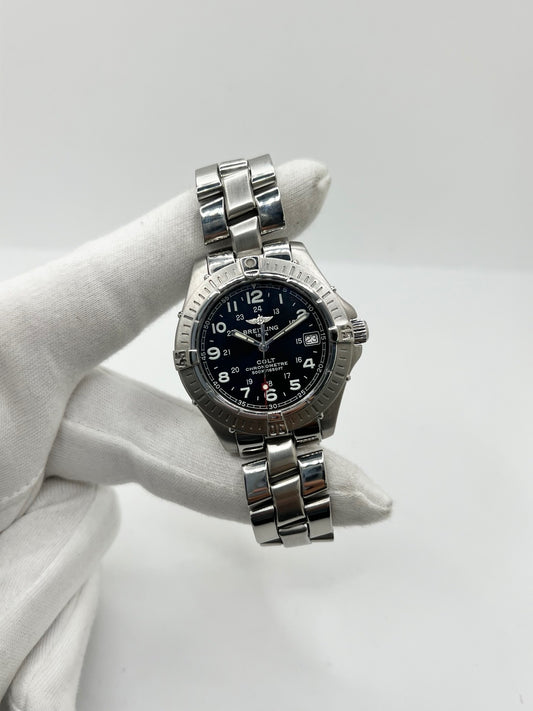 Montre Breitling Colt A74350 en acier inoxydable, équipée d’un mouvement à quartz et d’un cadran noir élégant. Avec son boîtier de 38 mm, son verre saphir et son bracelet en acier, cette montre Breitling allie robustesse, précision et style intemporel. Étanche jusqu’à 50 ATM, elle dispose également d’un affichage de la date. Cette Breitling Colt pour homme se distingue par son design sportif et raffiné. D’occasion en très bon état, elle a bénéficié d’une révision interne le 22 octobre 2026.