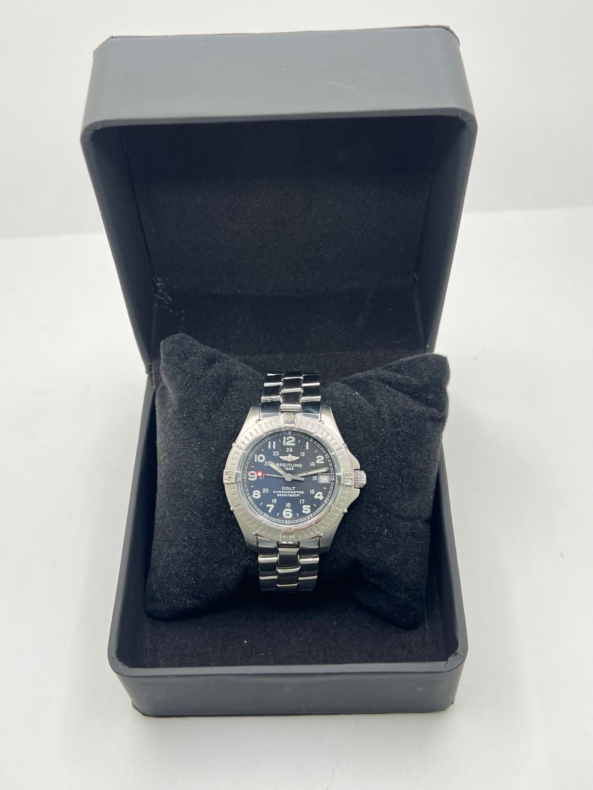 Montre Breitling Colt A74350 en acier inoxydable, équipée d’un mouvement à quartz et d’un cadran noir élégant. Avec son boîtier de 38 mm, son verre saphir et son bracelet en acier, cette montre Breitling allie robustesse, précision et style intemporel. Étanche jusqu’à 50 ATM, elle dispose également d’un affichage de la date. Cette Breitling Colt pour homme se distingue par son design sportif et raffiné. D’occasion en très bon état, elle a bénéficié d’une révision interne le 22 octobre 2026.