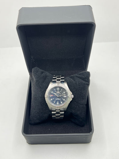 Montre Breitling Colt A74350 en acier inoxydable, équipée d’un mouvement à quartz et d’un cadran noir élégant. Avec son boîtier de 38 mm, son verre saphir et son bracelet en acier, cette montre Breitling allie robustesse, précision et style intemporel. Étanche jusqu’à 50 ATM, elle dispose également d’un affichage de la date. Cette Breitling Colt pour homme se distingue par son design sportif et raffiné. D’occasion en très bon état, elle a bénéficié d’une révision interne le 22 octobre 2026.