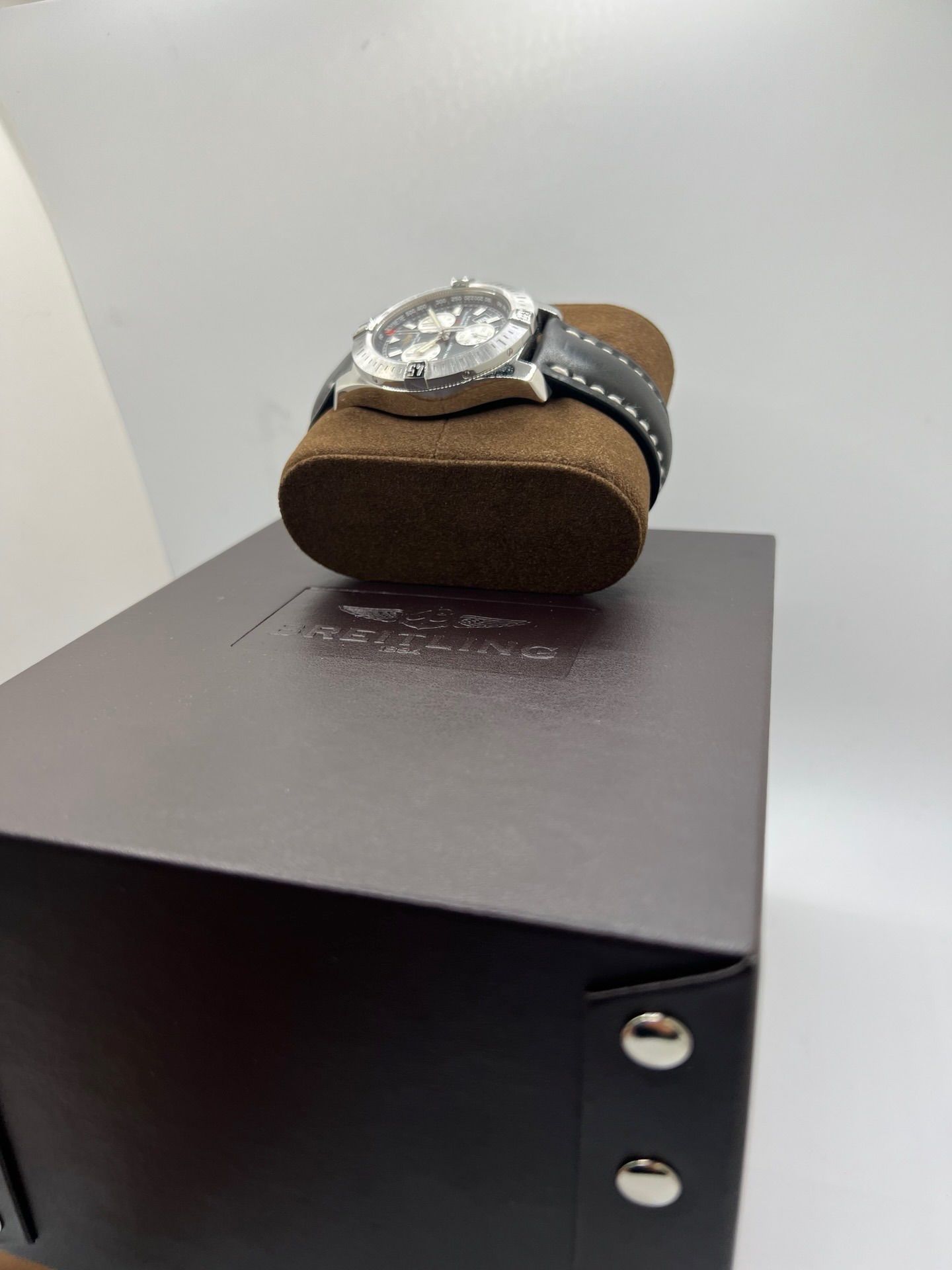 Montre Breitling Colt Chronograph A7338811/BD43 pour homme, chronographe à quartz avec boîtier en acier de 44 mm, cadran noir et bracelet en cuir noir. Modèle sportif et élégant, étanche à 20 ATM, avec fonction date et tachymètre. Livrée avec coffret et papiers d’origine, en excellent état, révisée en 2025 à Paris.