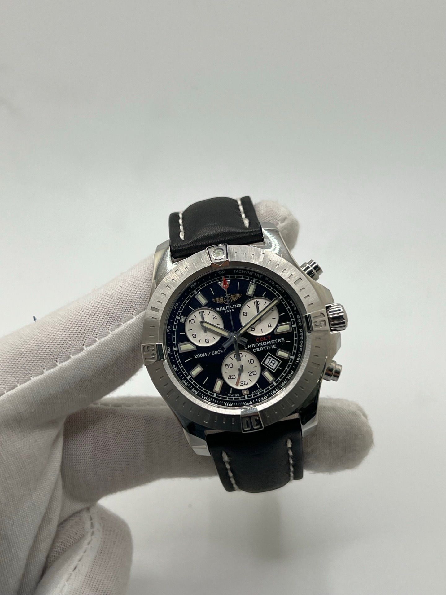 Montre Breitling Colt Chronograph A7338811/BD43 pour homme, chronographe à quartz avec boîtier en acier de 44 mm, cadran noir et bracelet en cuir noir. Modèle sportif et élégant, étanche à 20 ATM, avec fonction date et tachymètre. Livrée avec coffret et papiers d’origine, en excellent état, révisée en 2025 à Paris.