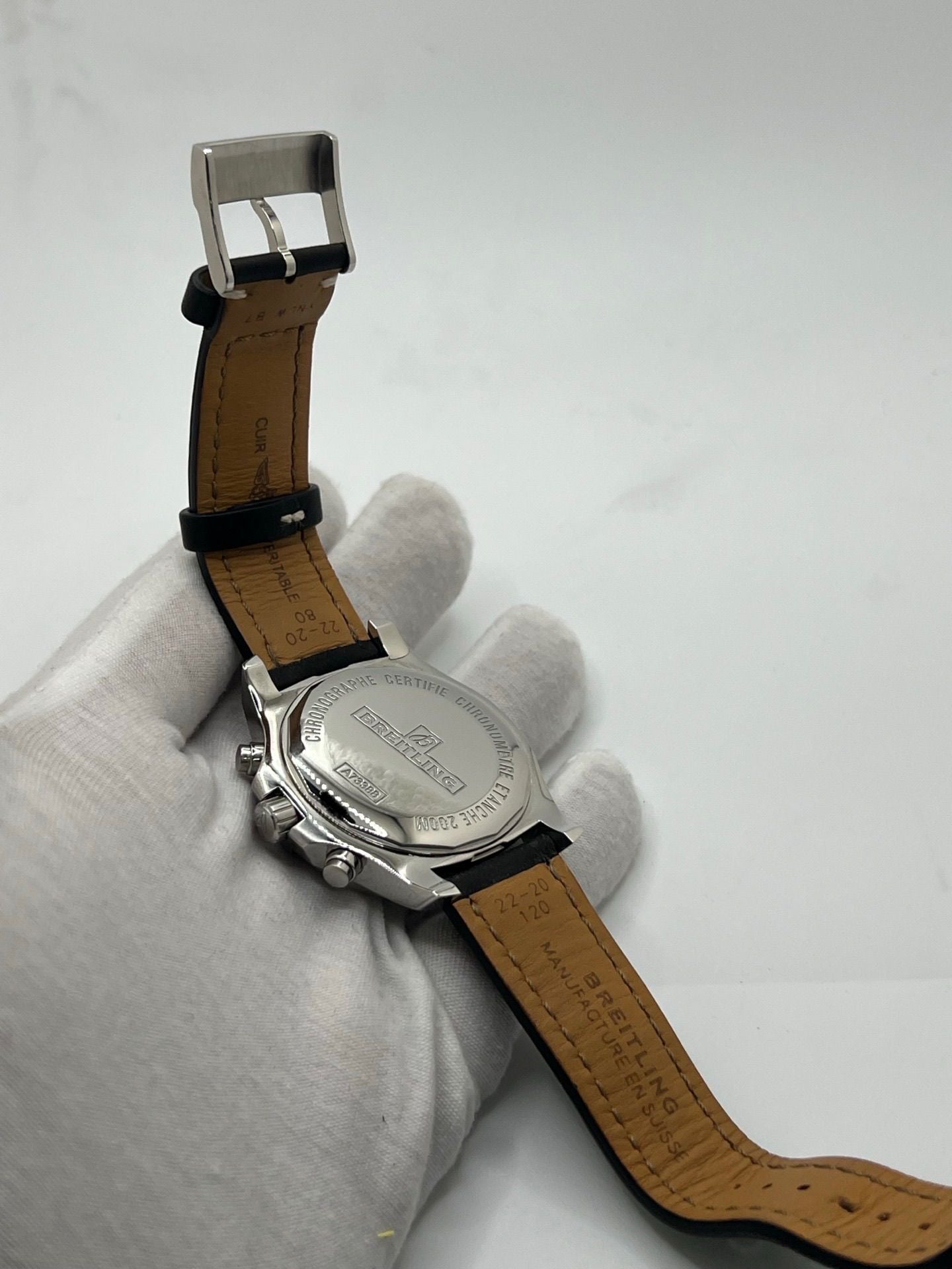 Montre Breitling Colt Chronograph A7338811/BD43 pour homme, chronographe à quartz avec boîtier en acier de 44 mm, cadran noir et bracelet en cuir noir. Modèle sportif et élégant, étanche à 20 ATM, avec fonction date et tachymètre. Livrée avec coffret et papiers d’origine, en excellent état, révisée en 2025 à Paris.