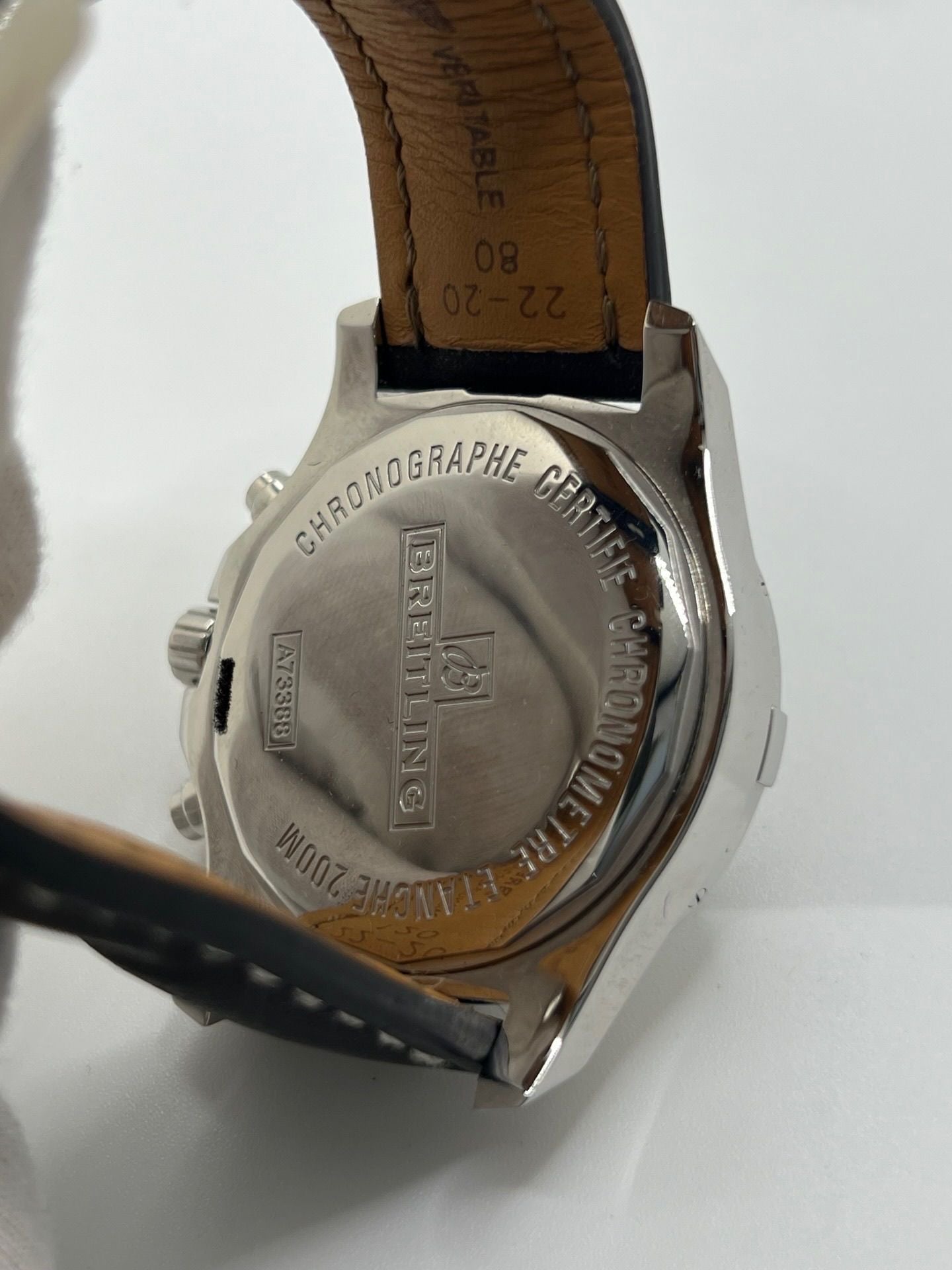 Montre Breitling Colt Chronograph A7338811/BD43 pour homme, chronographe à quartz avec boîtier en acier de 44 mm, cadran noir et bracelet en cuir noir. Modèle sportif et élégant, étanche à 20 ATM, avec fonction date et tachymètre. Livrée avec coffret et papiers d’origine, en excellent état, révisée en 2025 à Paris.