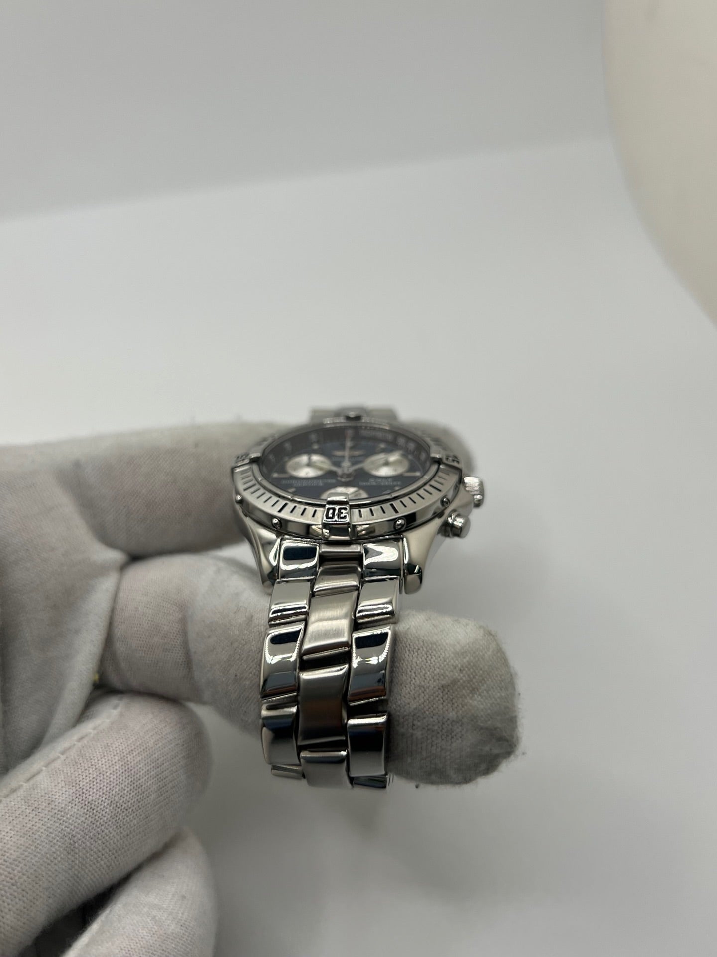 Montre Breitling Colt Chronograph A73350 en acier pour homme ou unisexe, équipée d’un mouvement quartz et d’un boîtier de 38 mm. Ce chronographe d’occasion en très bon état présente un cadran bleu sans chiffres, un verre saphir, une étanchéité de 10 ATM et une fonction date. Son bracelet en acier avec boucle déployante apporte confort et robustesse. Cette Breitling Colt Chronograph séduit par son style sportif, précis et intemporel, idéal pour les amateurs de montres de luxe.