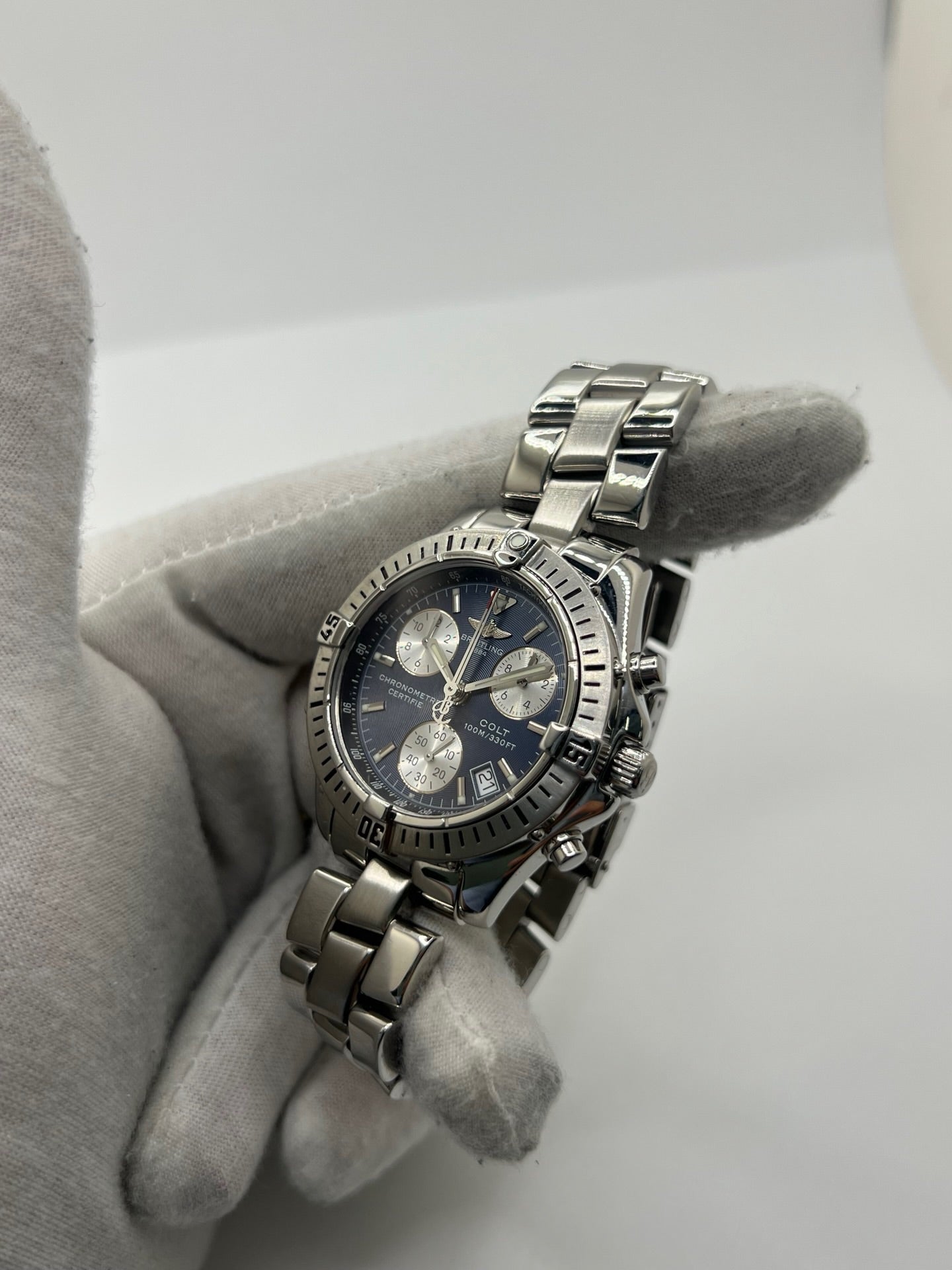 Montre Breitling Colt Chronograph A73350 en acier pour homme ou unisexe, équipée d’un mouvement quartz et d’un boîtier de 38 mm. Ce chronographe d’occasion en très bon état présente un cadran bleu sans chiffres, un verre saphir, une étanchéité de 10 ATM et une fonction date. Son bracelet en acier avec boucle déployante apporte confort et robustesse. Cette Breitling Colt Chronograph séduit par son style sportif, précis et intemporel, idéal pour les amateurs de montres de luxe.