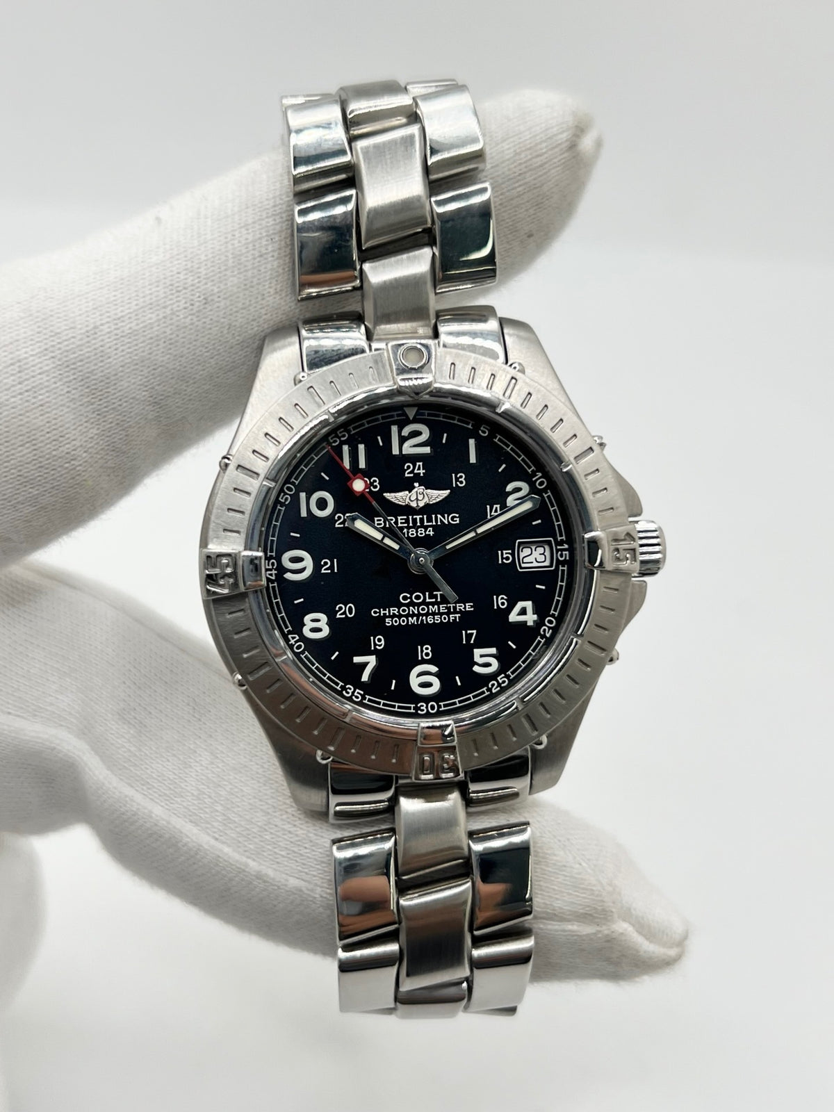 Montre Breitling Colt A74350 en acier inoxydable, équipée d’un mouvement à quartz et d’un cadran noir élégant. Avec son boîtier de 38 mm, son verre saphir et son bracelet en acier, cette montre Breitling allie robustesse, précision et style intemporel. Étanche jusqu’à 50 ATM, elle dispose également d’un affichage de la date. Cette Breitling Colt pour homme se distingue par son design sportif et raffiné. D’occasion en très bon état, elle a bénéficié d’une révision interne le 22 octobre 2026.