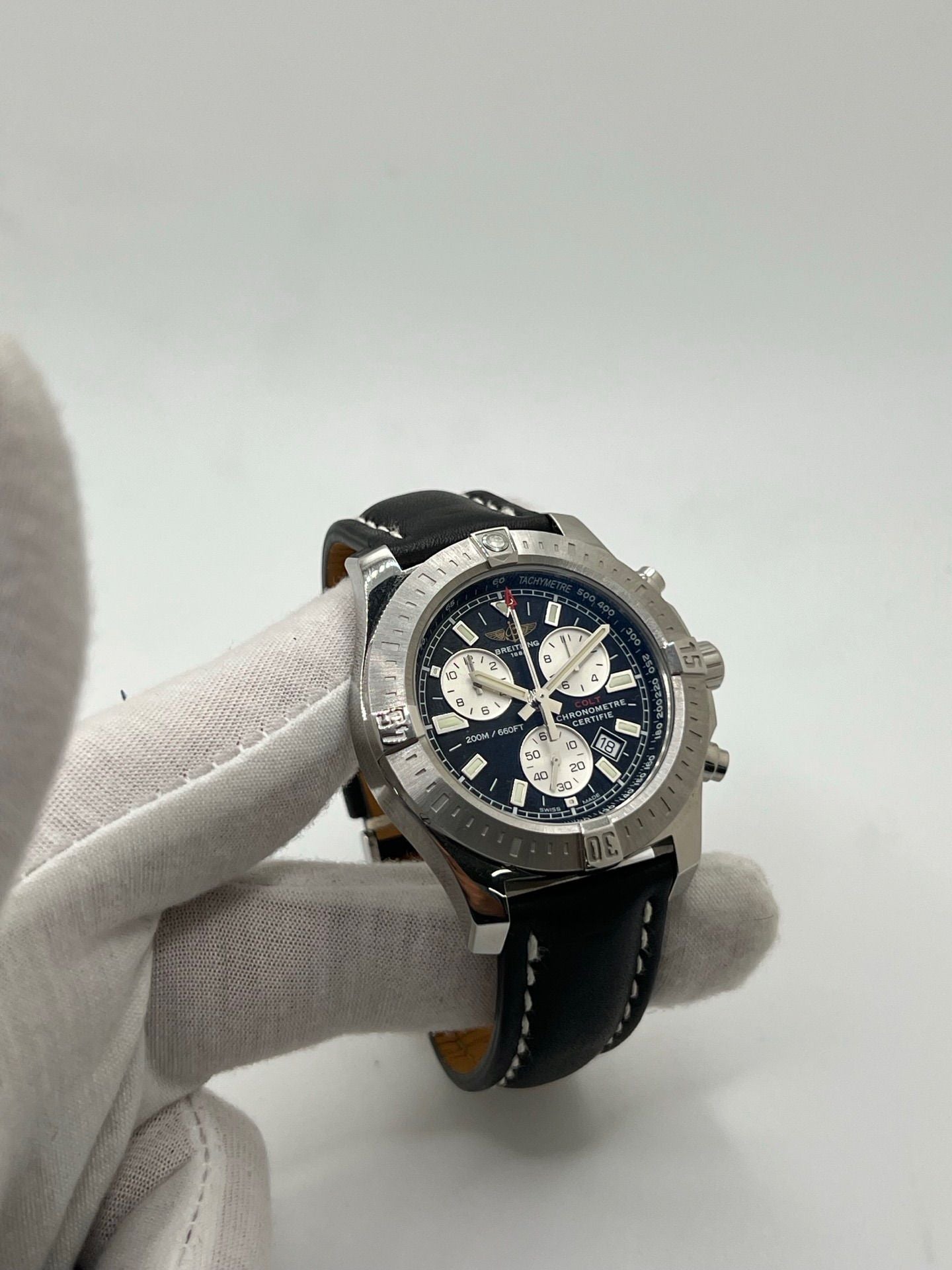 Montre Breitling Colt Chronograph A7338811/BD43 pour homme, chronographe à quartz avec boîtier en acier de 44 mm, cadran noir et bracelet en cuir noir. Modèle sportif et élégant, étanche à 20 ATM, avec fonction date et tachymètre. Livrée avec coffret et papiers d’origine, en excellent état, révisée en 2025 à Paris.