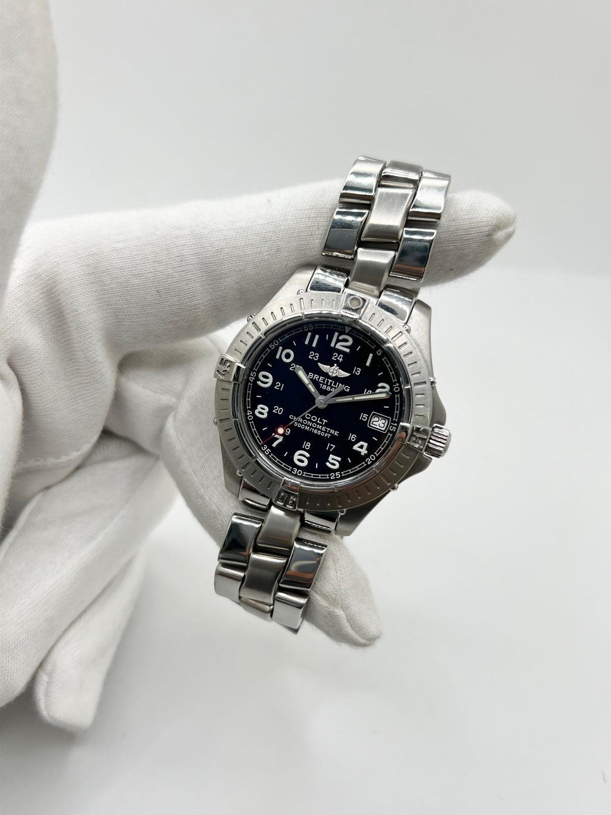 Montre Breitling Colt A74350 en acier inoxydable, équipée d’un mouvement à quartz et d’un cadran noir élégant. Avec son boîtier de 38 mm, son verre saphir et son bracelet en acier, cette montre Breitling allie robustesse, précision et style intemporel. Étanche jusqu’à 50 ATM, elle dispose également d’un affichage de la date. Cette Breitling Colt pour homme se distingue par son design sportif et raffiné. D’occasion en très bon état, elle a bénéficié d’une révision interne le 22 octobre 2026.