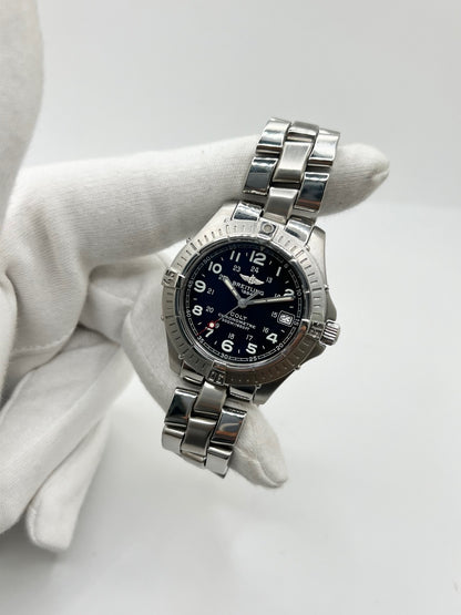 Montre Breitling Colt A74350 en acier inoxydable, équipée d’un mouvement à quartz et d’un cadran noir élégant. Avec son boîtier de 38 mm, son verre saphir et son bracelet en acier, cette montre Breitling allie robustesse, précision et style intemporel. Étanche jusqu’à 50 ATM, elle dispose également d’un affichage de la date. Cette Breitling Colt pour homme se distingue par son design sportif et raffiné. D’occasion en très bon état, elle a bénéficié d’une révision interne le 22 octobre 2026.