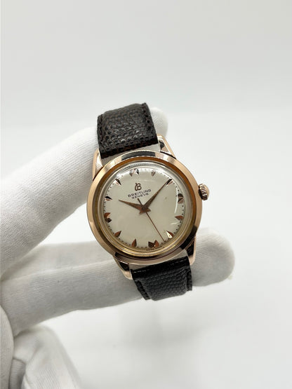 Montre Breitling Genève 2907 à remontage manuel, dotée d’un boîtier plaqué or de 35 mm et d’un calibre 220. Son cadran blanc est protégé par un verre Plexiglas et associé à un bracelet en cuir de lézard noir avec boucle ardillon en acier. Cette montre vintage Breitling Genève 2907, en très bon état, présente de légères traces d’usure. Révisée en interne en septembre 2026, elle est proposée sans coffret ni papiers d’origine.