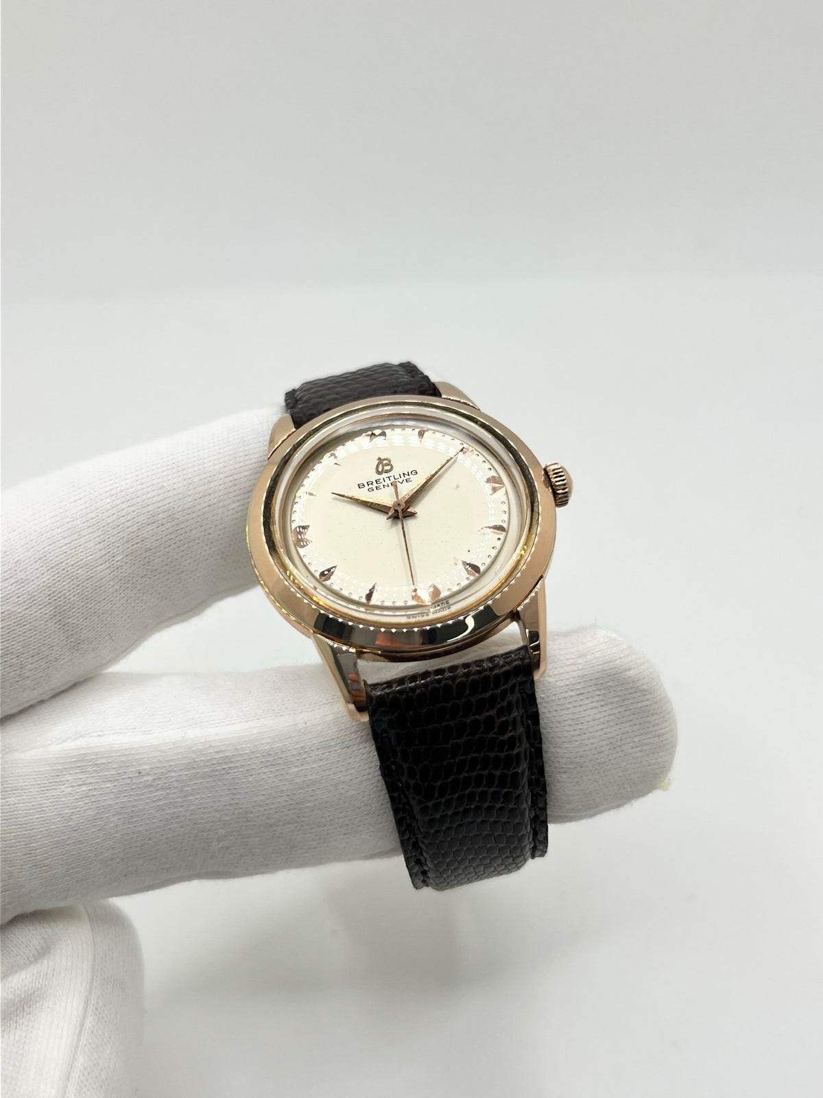 Montre Breitling Genève 2907 à remontage manuel, dotée d’un boîtier plaqué or de 35 mm et d’un calibre 220. Son cadran blanc est protégé par un verre Plexiglas et associé à un bracelet en cuir de lézard noir avec boucle ardillon en acier. Cette montre vintage Breitling Genève 2907, en très bon état, présente de légères traces d’usure. Révisée en interne en septembre 2026, elle est proposée sans coffret ni papiers d’origine.