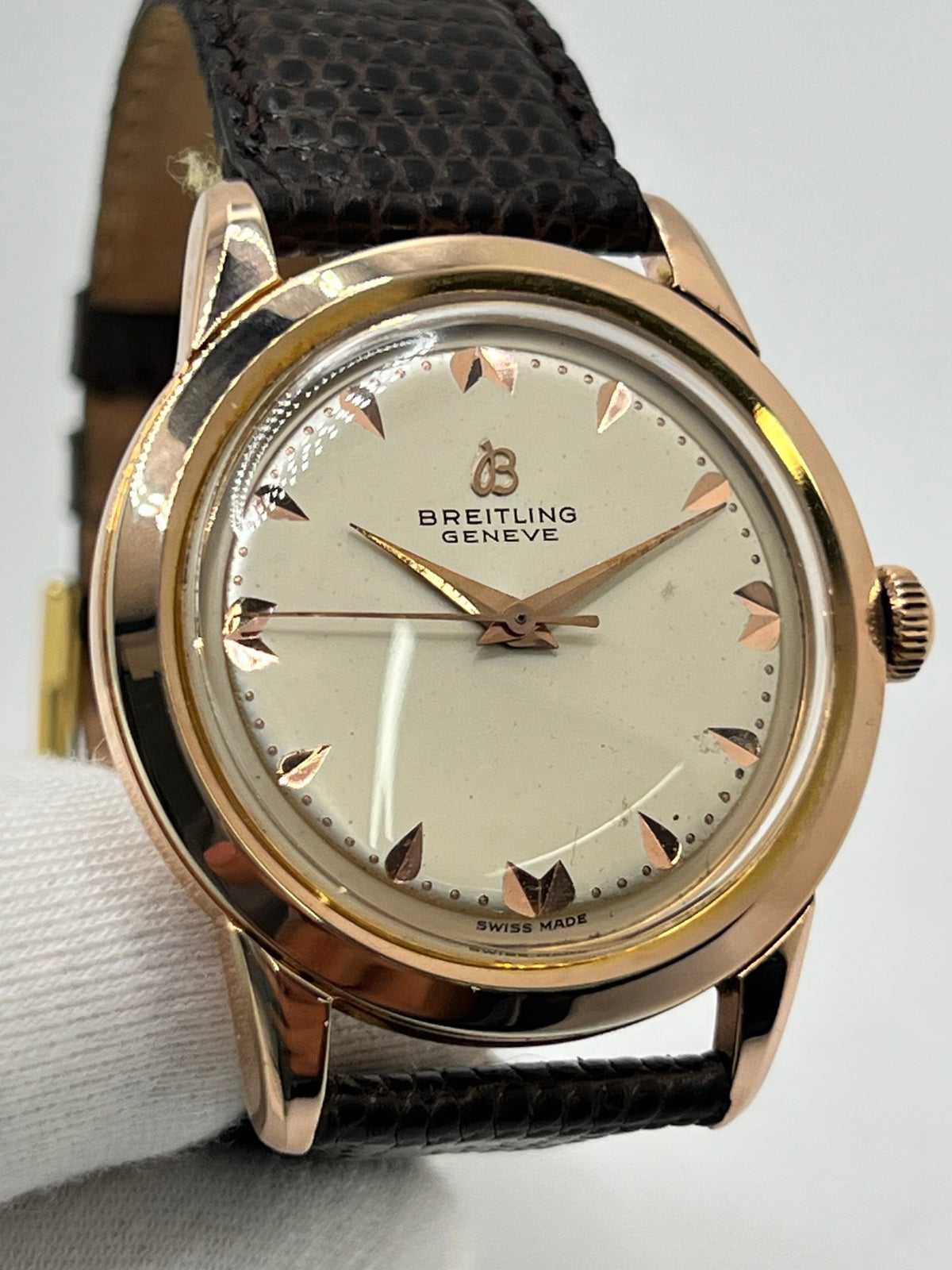 Montre Breitling Genève 2907 à remontage manuel, dotée d’un boîtier plaqué or de 35 mm et d’un calibre 220. Son cadran blanc est protégé par un verre Plexiglas et associé à un bracelet en cuir de lézard noir avec boucle ardillon en acier. Cette montre vintage Breitling Genève 2907, en très bon état, présente de légères traces d’usure. Révisée en interne en septembre 2026, elle est proposée sans coffret ni papiers d’origine.