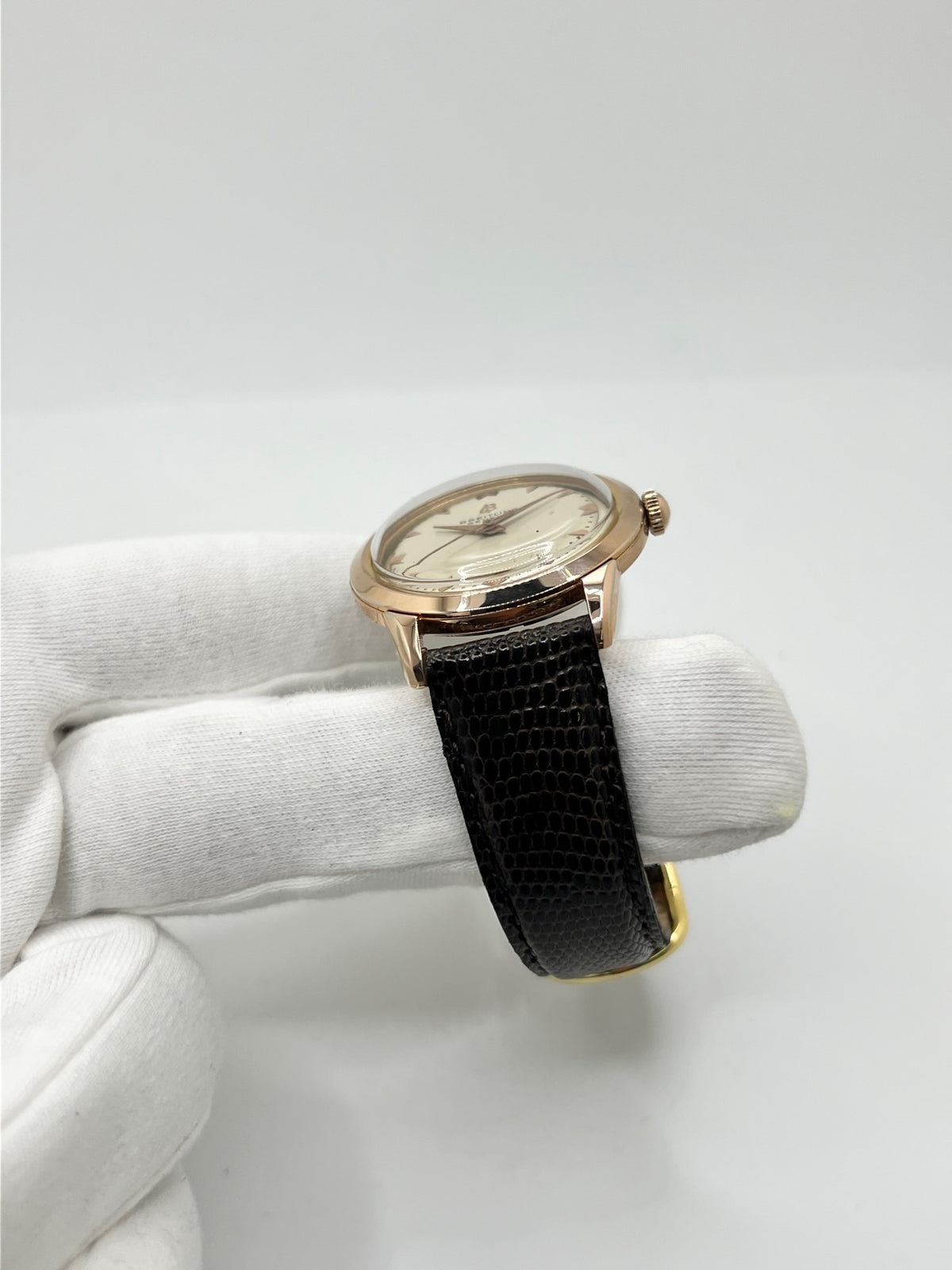 Montre Breitling Genève 2907 à remontage manuel, dotée d’un boîtier plaqué or de 35 mm et d’un calibre 220. Son cadran blanc est protégé par un verre Plexiglas et associé à un bracelet en cuir de lézard noir avec boucle ardillon en acier. Cette montre vintage Breitling Genève 2907, en très bon état, présente de légères traces d’usure. Révisée en interne en septembre 2026, elle est proposée sans coffret ni papiers d’origine.