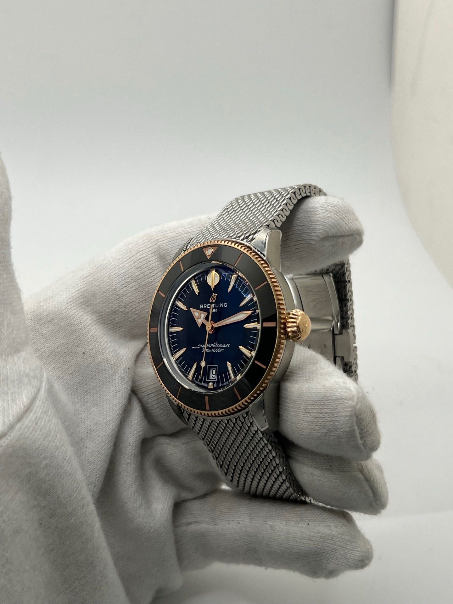 Montre de plongée Breitling Superocean Heritage 42 en or et acier, équipée d’un mouvement automatique et d’une réserve de marche longue durée. Boîtier de 42 mm, cadran noir, verre saphir et bracelet acier. Modèle moderne et robuste, étanche à 20 ATM, idéal pour un usage quotidien ou sportif. Référence UB3111241B1A1, état neuf, jamais portée.