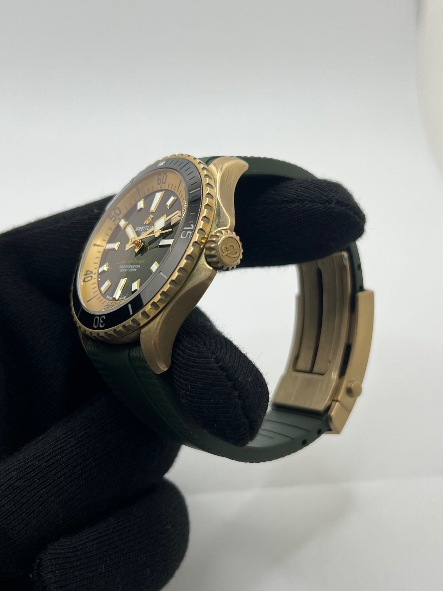 Montre Breitling Superocean 42 référence N17375201L1S1 en bronze, équipée d’un mouvement automatique précis et d’un calibre Breitling 17. Modèle de plongée haut de gamme doté d’un cadran vert, d’une lunette en céramique et d’un bracelet en caoutchouc assorti. Étanche 30 ATM, verre saphir, diamètre 42 mm. Montre d’occasion en très bon état avec légères traces d’usure.