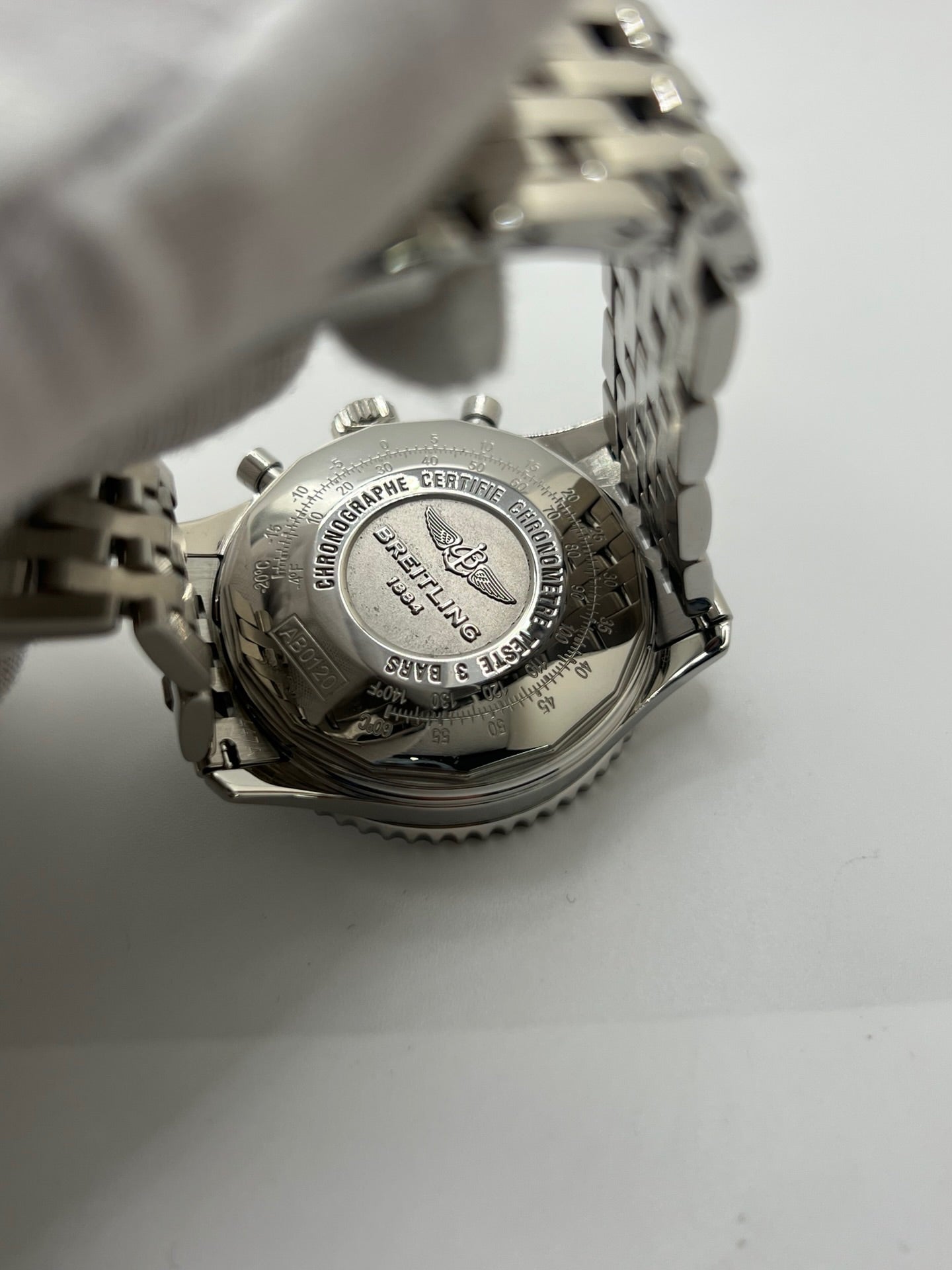 Montre chronographe automatique Breitling Navitimer 01 référence AB012012/BB02 en acier, boîtier de 43 mm avec cadran noir emblématique et règle à calcul circulaire. Modèle iconique équipé du calibre manufacture Breitling 01 offrant 70 heures de réserve de marche. Bracelet en acier avec boucle déployante. Montre homme d’occasion en très bon état, révisée par le fabricant, livrée avec coffret et papiers d’origine.