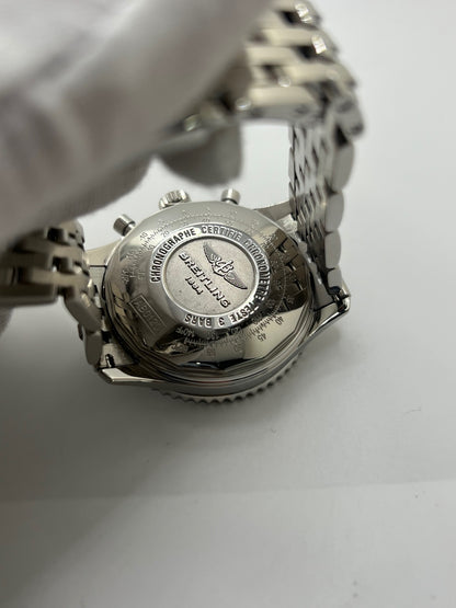 Montre chronographe automatique Breitling Navitimer 01 référence AB012012/BB02 en acier, boîtier de 43 mm avec cadran noir emblématique et règle à calcul circulaire. Modèle iconique équipé du calibre manufacture Breitling 01 offrant 70 heures de réserve de marche. Bracelet en acier avec boucle déployante. Montre homme d’occasion en très bon état, révisée par le fabricant, livrée avec coffret et papiers d’origine.