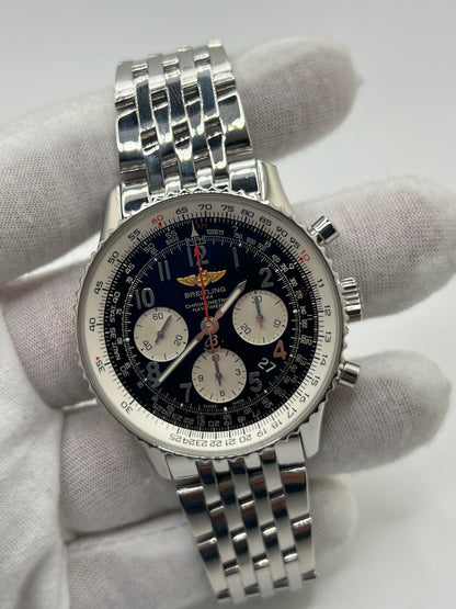 Montre chronographe automatique Breitling Navitimer 01 référence AB012012/BB02 en acier, boîtier de 43 mm avec cadran noir emblématique et règle à calcul circulaire. Modèle iconique équipé du calibre manufacture Breitling 01 offrant 70 heures de réserve de marche. Bracelet en acier avec boucle déployante. Montre homme d’occasion en très bon état, révisée par le fabricant, livrée avec coffret et papiers d’origine.