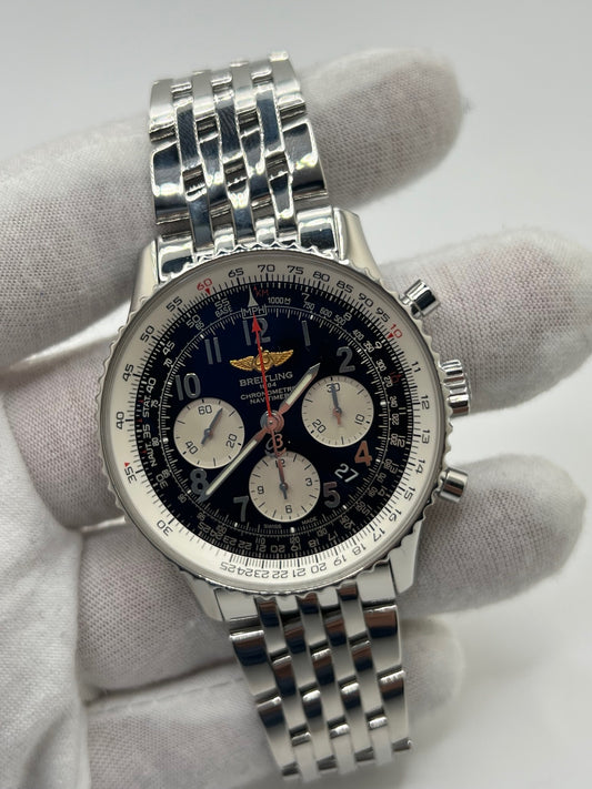 Montre chronographe automatique Breitling Navitimer 01 référence AB012012/BB02 en acier, boîtier de 43 mm avec cadran noir emblématique et règle à calcul circulaire. Modèle iconique équipé du calibre manufacture Breitling 01 offrant 70 heures de réserve de marche. Bracelet en acier avec boucle déployante. Montre homme d’occasion en très bon état, révisée par le fabricant, livrée avec coffret et papiers d’origine.