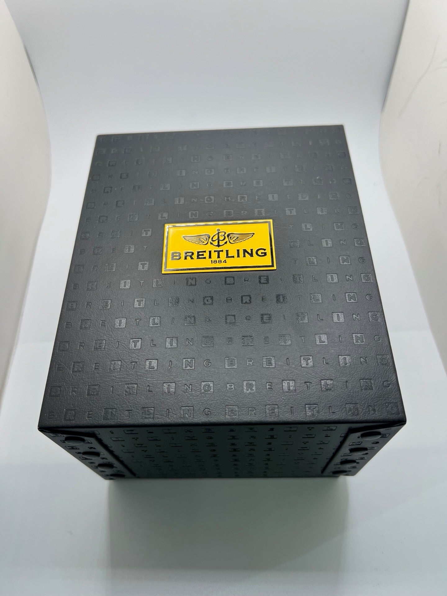 Montre chronographe automatique Breitling Navitimer 01 référence AB012012/BB02 en acier, boîtier de 43 mm avec cadran noir emblématique et règle à calcul circulaire. Modèle iconique équipé du calibre manufacture Breitling 01 offrant 70 heures de réserve de marche. Bracelet en acier avec boucle déployante. Montre homme d’occasion en très bon état, révisée par le fabricant, livrée avec coffret et papiers d’origine.