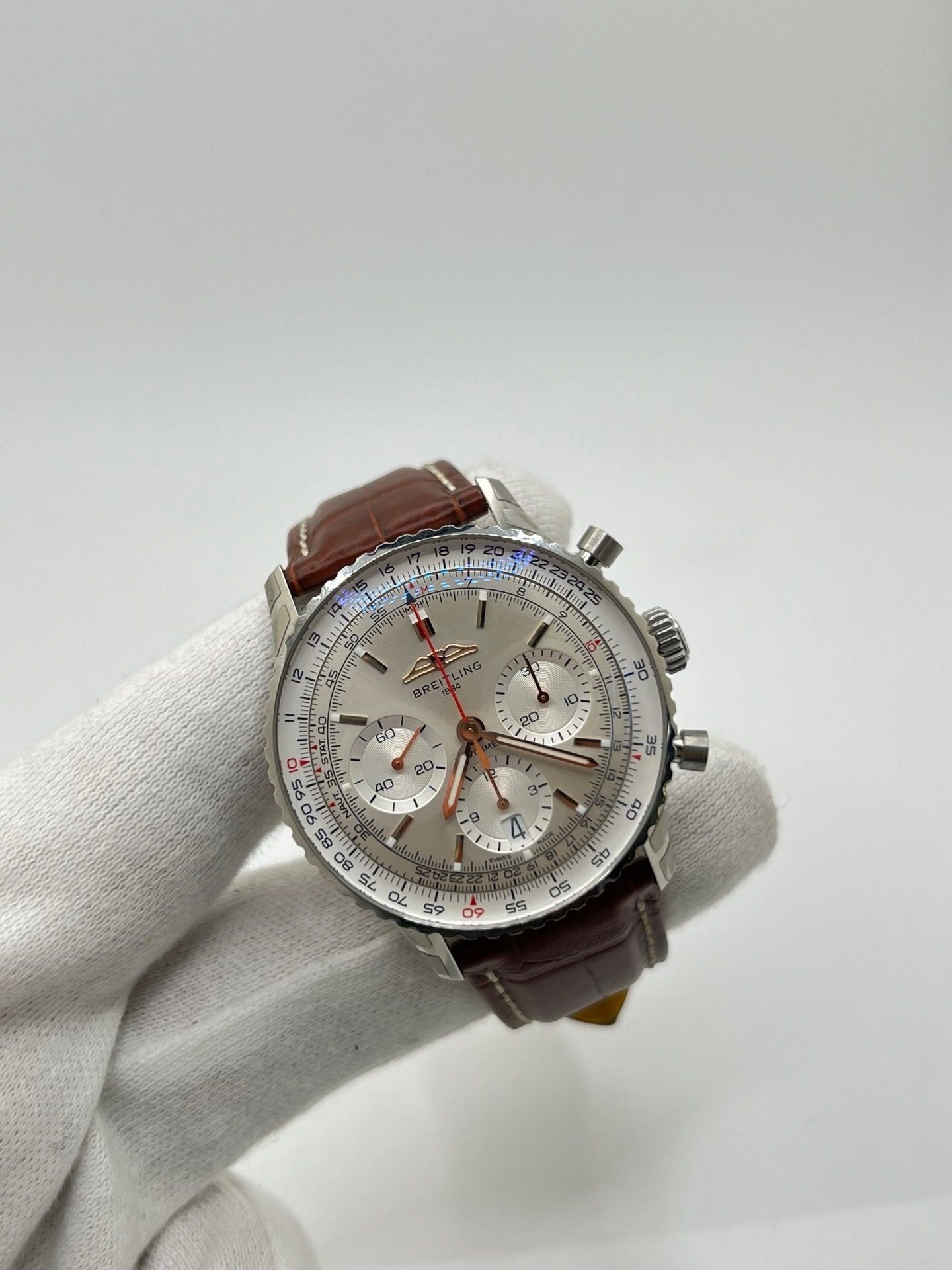 Montre de luxe Breitling Navitimer 1 B01 Chronograph référence AB0139211G1P1 en acier, équipée d’un mouvement automatique avec réserve de marche de 70 heures. Boîtier de 41 mm, cadran argent, verre saphir et bracelet en cuir de crocodile brun. Chronographe précis, étanchéité 3 ATM, modèle neuf livré avec coffret et papiers d’origine.