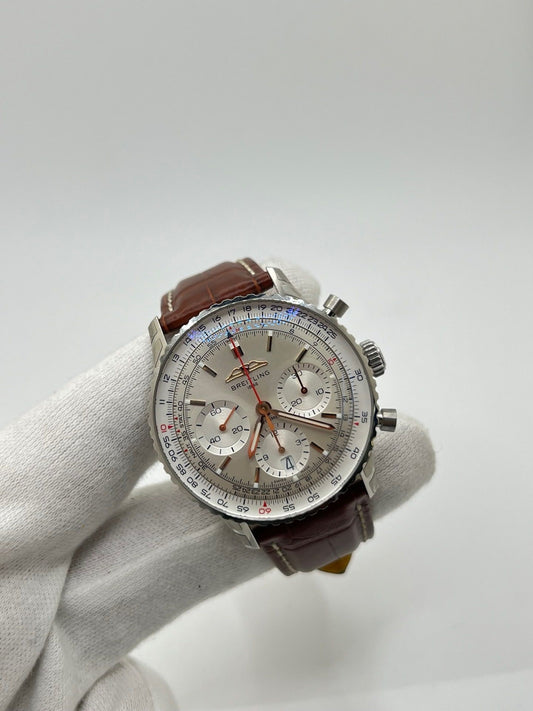 Montre de luxe Breitling Navitimer 1 B01 Chronograph référence AB0139211G1P1 en acier, équipée d’un mouvement automatique avec réserve de marche de 70 heures. Boîtier de 41 mm, cadran argent, verre saphir et bracelet en cuir de crocodile brun. Chronographe précis, étanchéité 3 ATM, modèle neuf livré avec coffret et papiers d’origine.