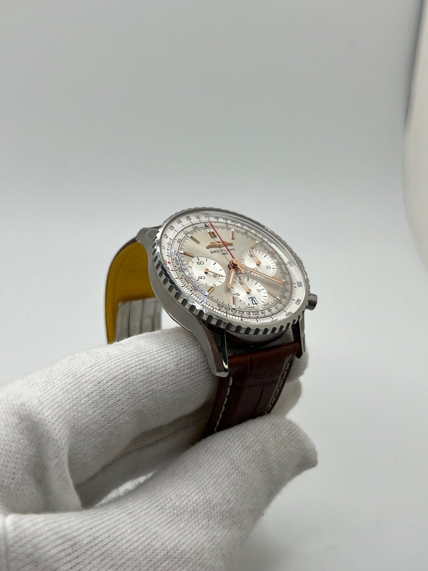 Montre de luxe Breitling Navitimer 1 B01 Chronograph référence AB0139211G1P1 en acier, équipée d’un mouvement automatique avec réserve de marche de 70 heures. Boîtier de 41 mm, cadran argent, verre saphir et bracelet en cuir de crocodile brun. Chronographe précis, étanchéité 3 ATM, modèle neuf livré avec coffret et papiers d’origine.