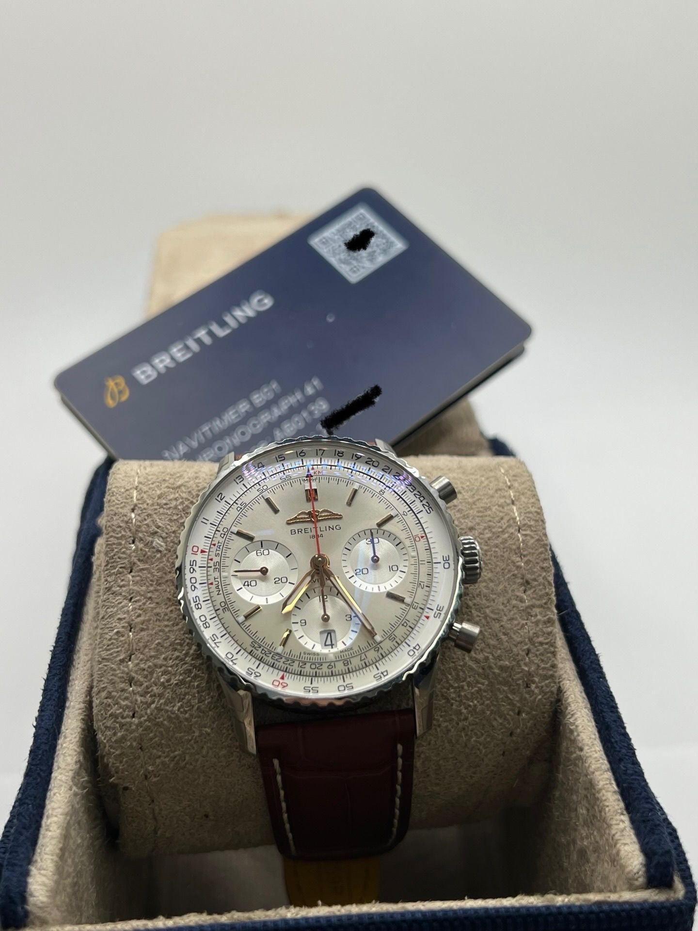 Montre de luxe Breitling Navitimer 1 B01 Chronograph référence AB0139211G1P1 en acier, équipée d’un mouvement automatique avec réserve de marche de 70 heures. Boîtier de 41 mm, cadran argent, verre saphir et bracelet en cuir de crocodile brun. Chronographe précis, étanchéité 3 ATM, modèle neuf livré avec coffret et papiers d’origine.