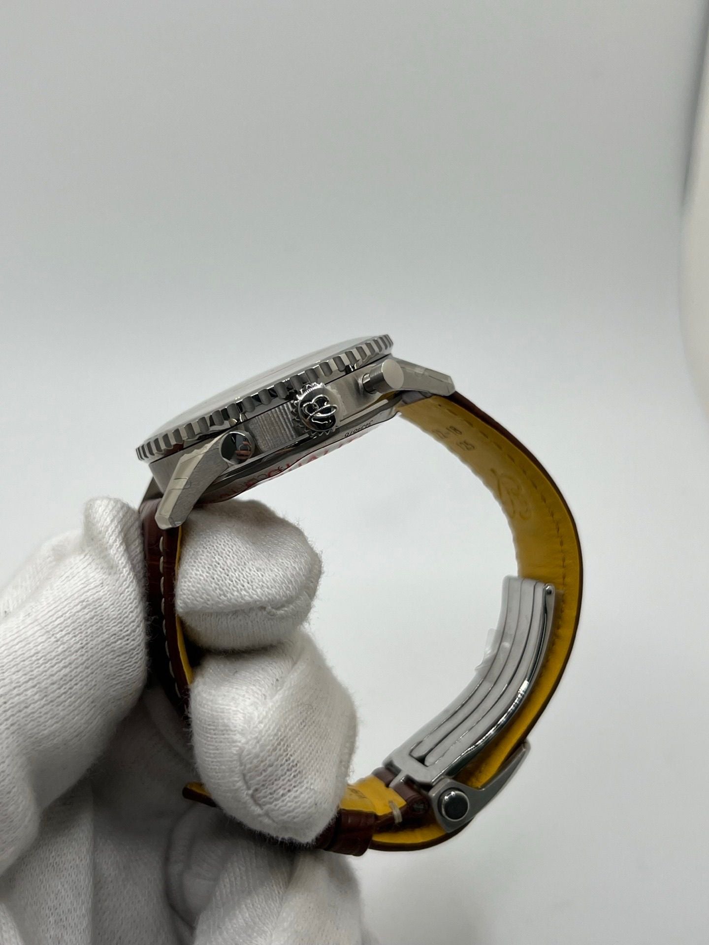 Montre de luxe Breitling Navitimer 1 B01 Chronograph référence AB0139211G1P1 en acier, équipée d’un mouvement automatique avec réserve de marche de 70 heures. Boîtier de 41 mm, cadran argent, verre saphir et bracelet en cuir de crocodile brun. Chronographe précis, étanchéité 3 ATM, modèle neuf livré avec coffret et papiers d’origine.