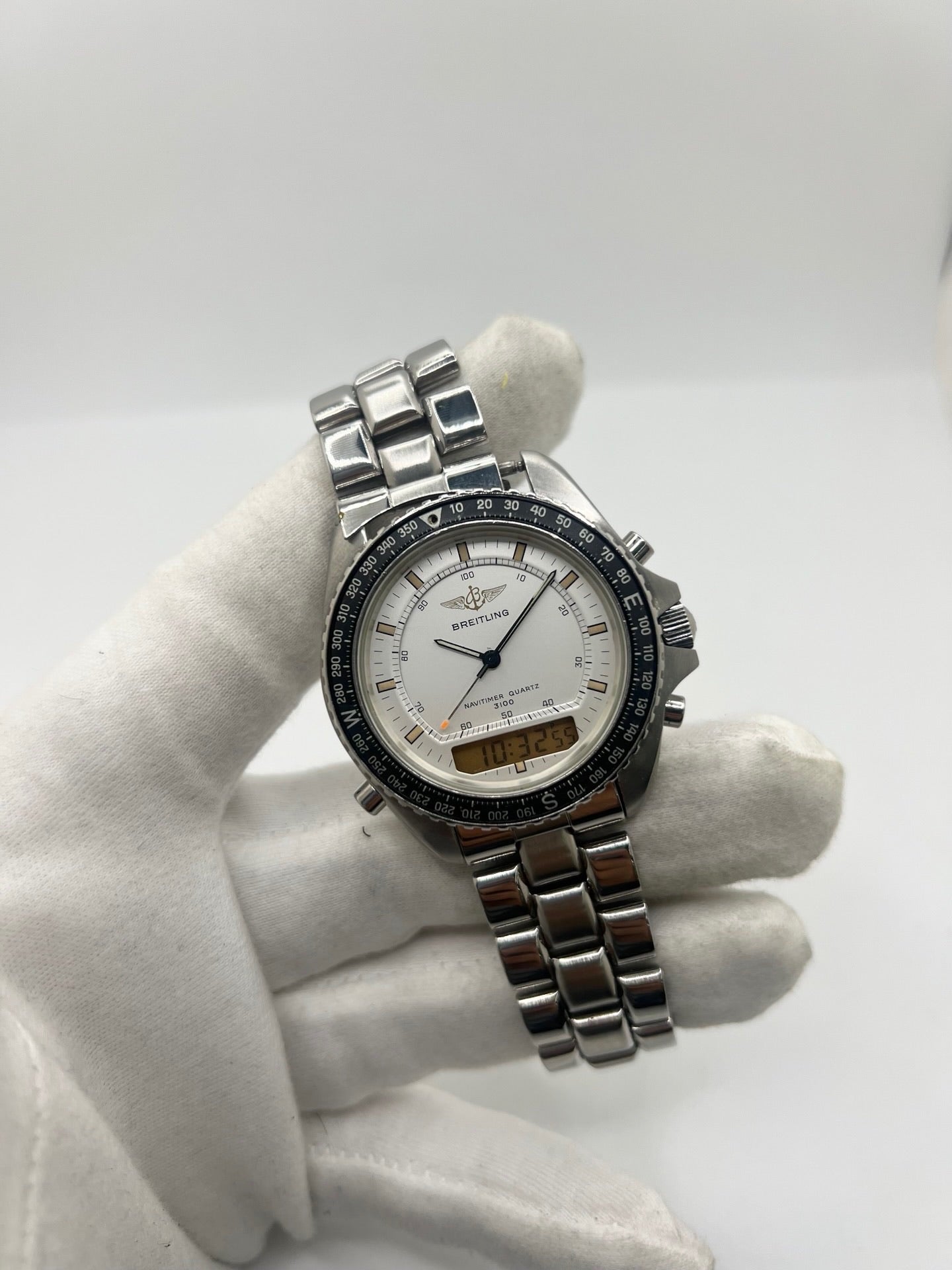 Montre Breitling Navitimer Pluton réf. 80191 en acier avec mouvement à quartz, cadran blanc à index sertis, verre saphir et lunette tournante. Ce chronographe est équipé d'un bracelet en acier avec boucle déployante, offrant robustesse et confort au quotidien. Son boîtier de 41 mm affirme un style sportif emblématique. Cette Breitling Navitimer Pluton d'occasion est en très bon état, révisée en interne et disponible immédiatement.