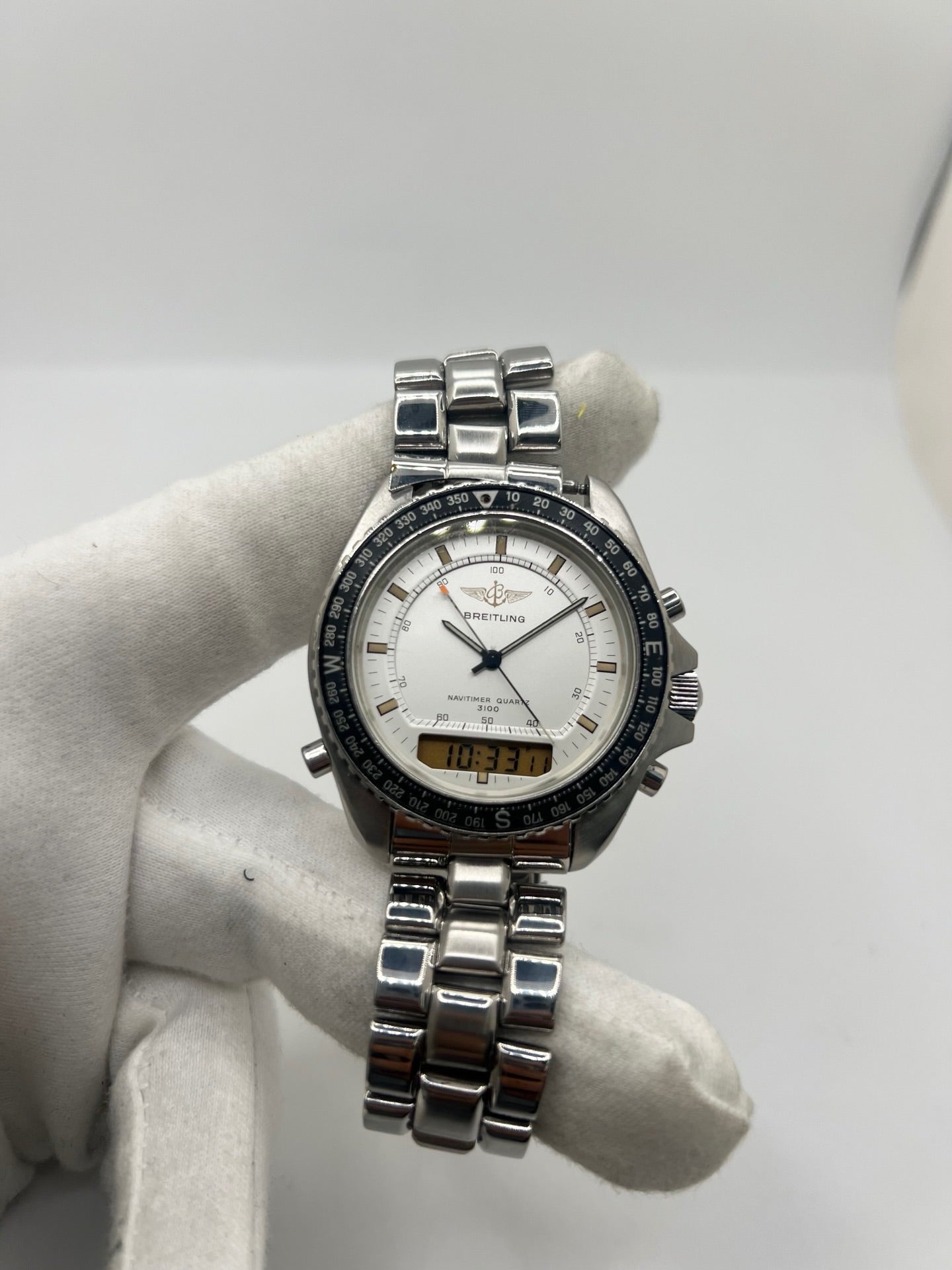 Montre Breitling Navitimer Pluton réf. 80191 en acier avec mouvement à quartz, cadran blanc à index sertis, verre saphir et lunette tournante. Ce chronographe est équipé d'un bracelet en acier avec boucle déployante, offrant robustesse et confort au quotidien. Son boîtier de 41 mm affirme un style sportif emblématique. Cette Breitling Navitimer Pluton d'occasion est en très bon état, révisée en interne et disponible immédiatement.