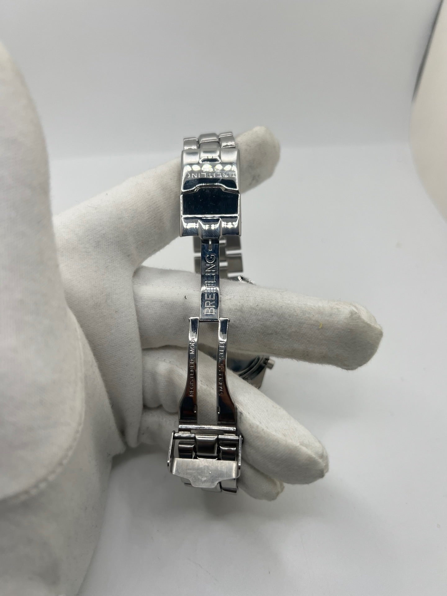 Montre Breitling Navitimer Pluton réf. 80191 en acier avec mouvement à quartz, cadran blanc à index sertis, verre saphir et lunette tournante. Ce chronographe est équipé d'un bracelet en acier avec boucle déployante, offrant robustesse et confort au quotidien. Son boîtier de 41 mm affirme un style sportif emblématique. Cette Breitling Navitimer Pluton d'occasion est en très bon état, révisée en interne et disponible immédiatement.