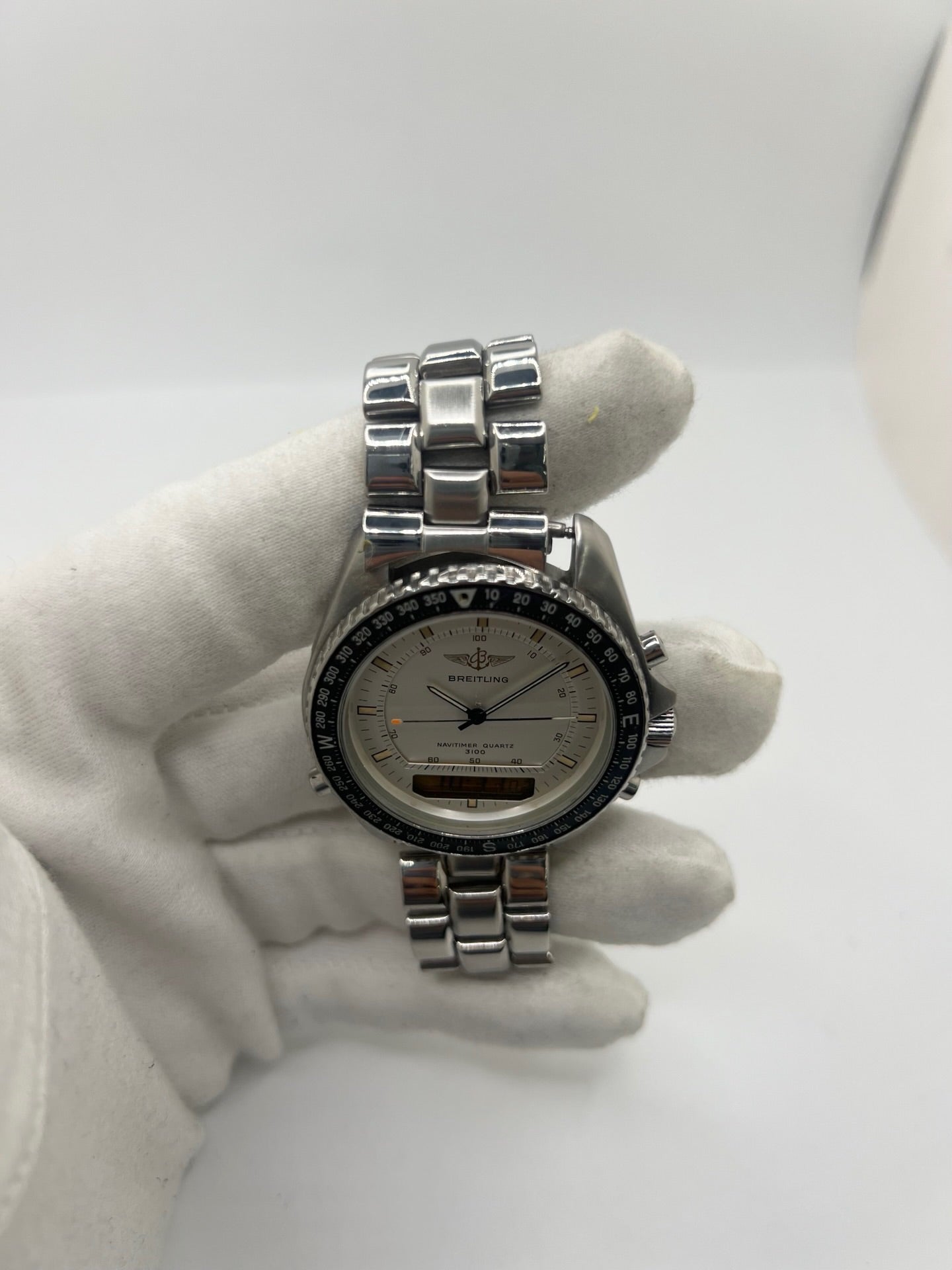 Montre Breitling Navitimer Pluton réf. 80191 en acier avec mouvement à quartz, cadran blanc à index sertis, verre saphir et lunette tournante. Ce chronographe est équipé d'un bracelet en acier avec boucle déployante, offrant robustesse et confort au quotidien. Son boîtier de 41 mm affirme un style sportif emblématique. Cette Breitling Navitimer Pluton d'occasion est en très bon état, révisée en interne et disponible immédiatement.