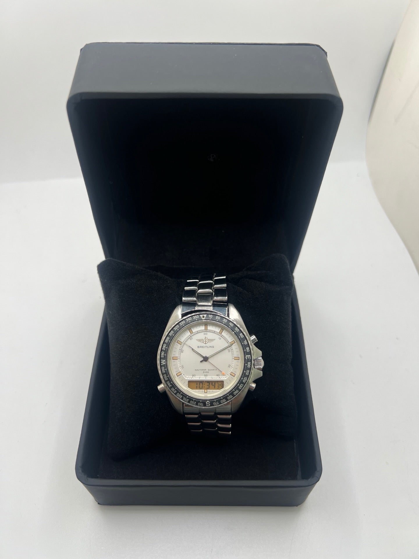 Montre Breitling Navitimer Pluton réf. 80191 en acier avec mouvement à quartz, cadran blanc à index sertis, verre saphir et lunette tournante. Ce chronographe est équipé d'un bracelet en acier avec boucle déployante, offrant robustesse et confort au quotidien. Son boîtier de 41 mm affirme un style sportif emblématique. Cette Breitling Navitimer Pluton d'occasion est en très bon état, révisée en interne et disponible immédiatement.