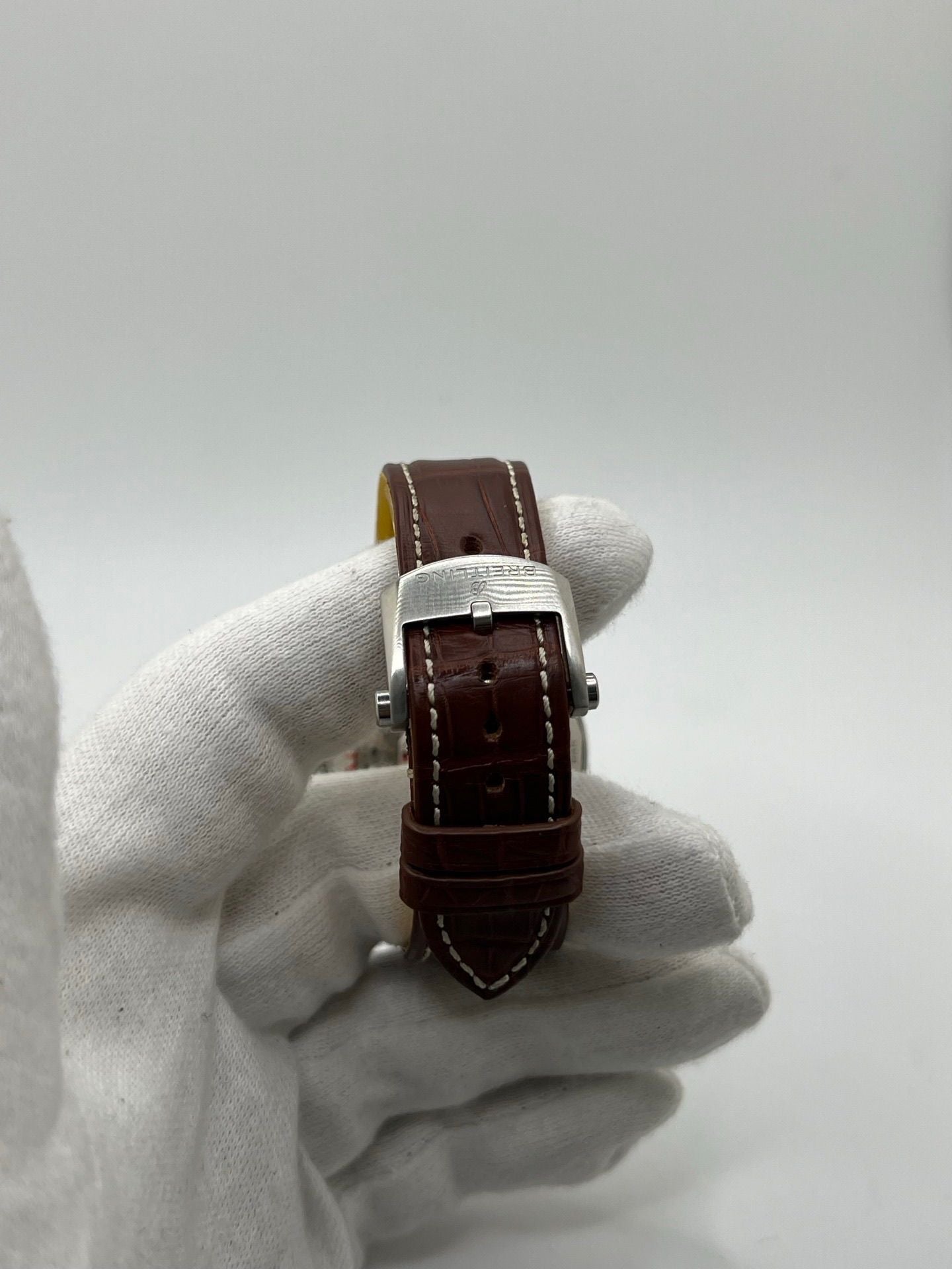 Montre de luxe Breitling Navitimer 1 B01 Chronograph référence AB0139211G1P1 en acier, équipée d’un mouvement automatique avec réserve de marche de 70 heures. Boîtier de 41 mm, cadran argent, verre saphir et bracelet en cuir de crocodile brun. Chronographe précis, étanchéité 3 ATM, modèle neuf livré avec coffret et papiers d’origine.