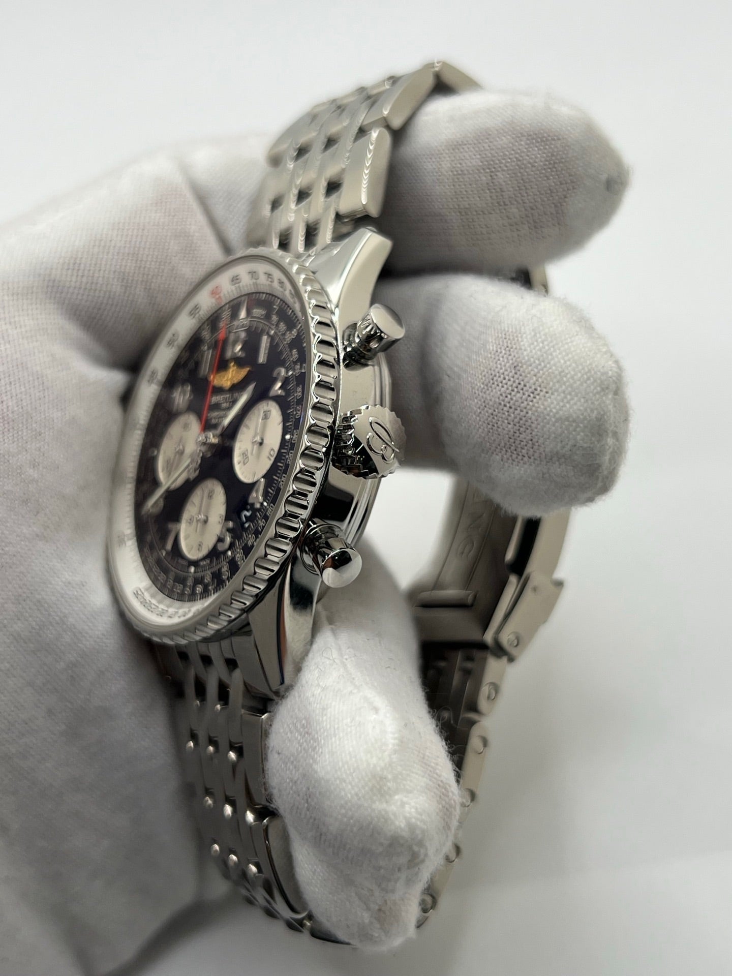 Montre chronographe automatique Breitling Navitimer 01 référence AB012012/BB02 en acier, boîtier de 43 mm avec cadran noir emblématique et règle à calcul circulaire. Modèle iconique équipé du calibre manufacture Breitling 01 offrant 70 heures de réserve de marche. Bracelet en acier avec boucle déployante. Montre homme d’occasion en très bon état, révisée par le fabricant, livrée avec coffret et papiers d’origine.