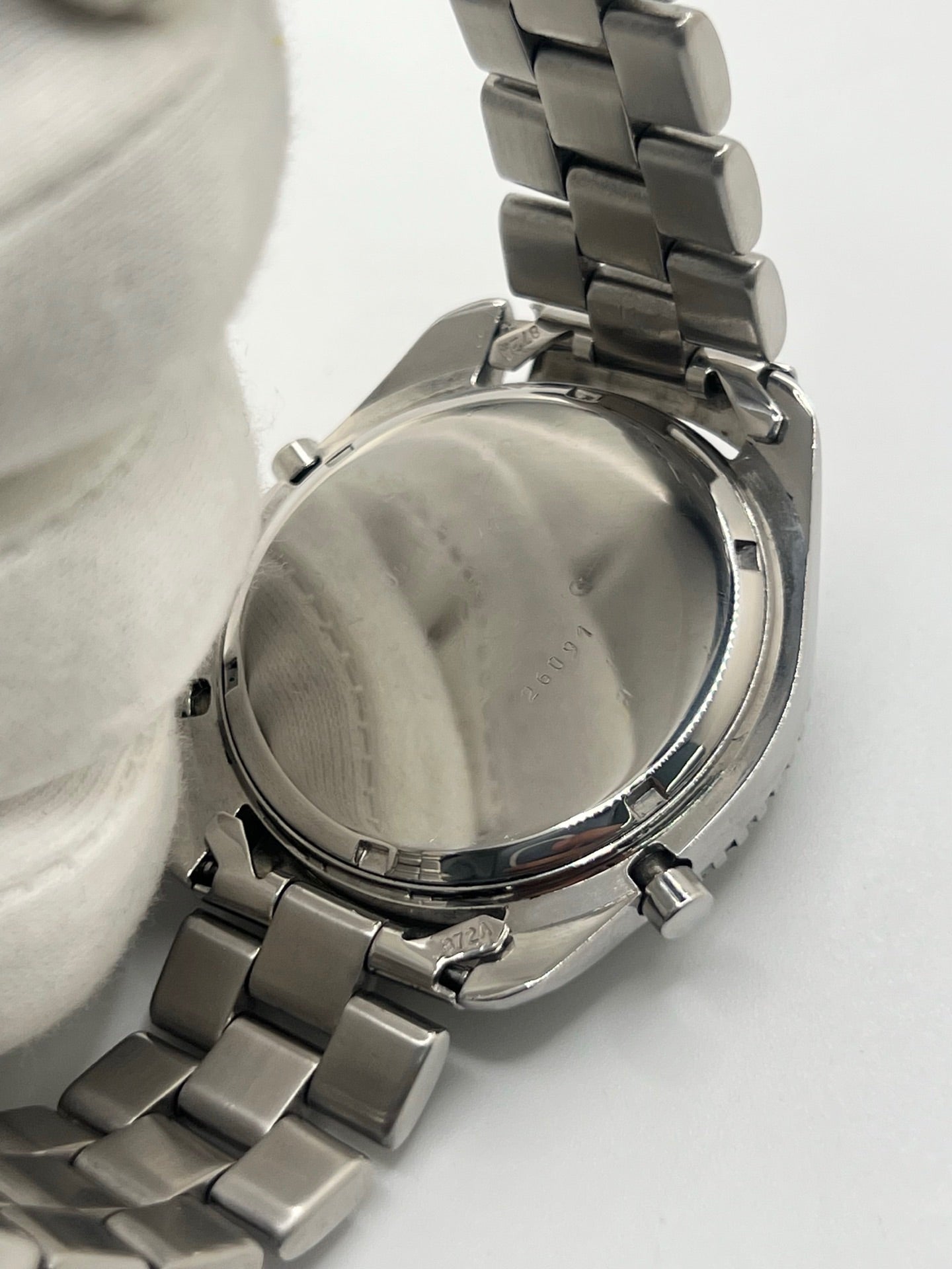 Montre Breitling Navitimer Pluton réf. 80191 en acier avec mouvement à quartz, cadran blanc à index sertis, verre saphir et lunette tournante. Ce chronographe est équipé d'un bracelet en acier avec boucle déployante, offrant robustesse et confort au quotidien. Son boîtier de 41 mm affirme un style sportif emblématique. Cette Breitling Navitimer Pluton d'occasion est en très bon état, révisée en interne et disponible immédiatement.