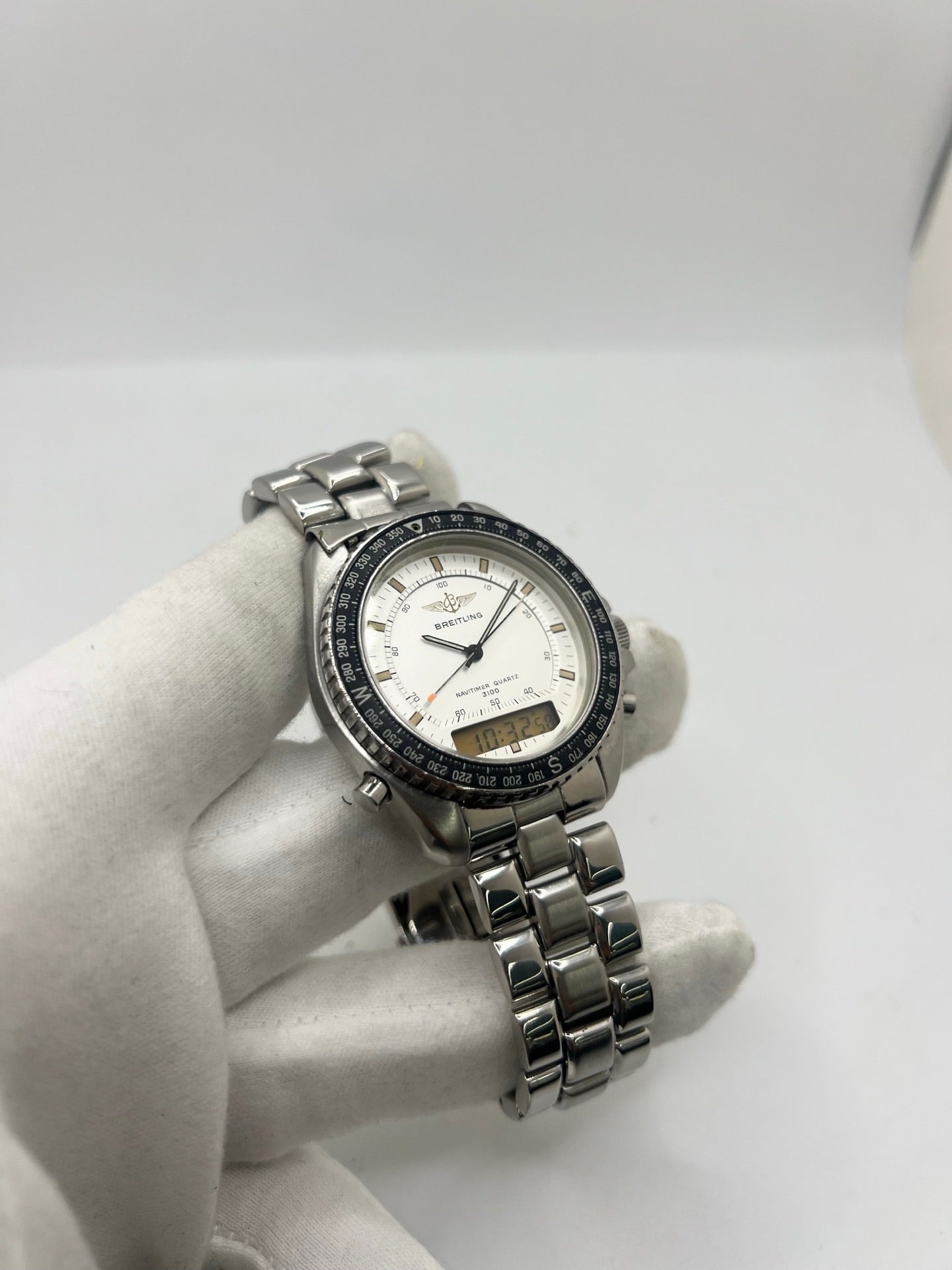 Montre Breitling Navitimer Pluton réf. 80191 en acier avec mouvement à quartz, cadran blanc à index sertis, verre saphir et lunette tournante. Ce chronographe est équipé d'un bracelet en acier avec boucle déployante, offrant robustesse et confort au quotidien. Son boîtier de 41 mm affirme un style sportif emblématique. Cette Breitling Navitimer Pluton d'occasion est en très bon état, révisée en interne et disponible immédiatement.