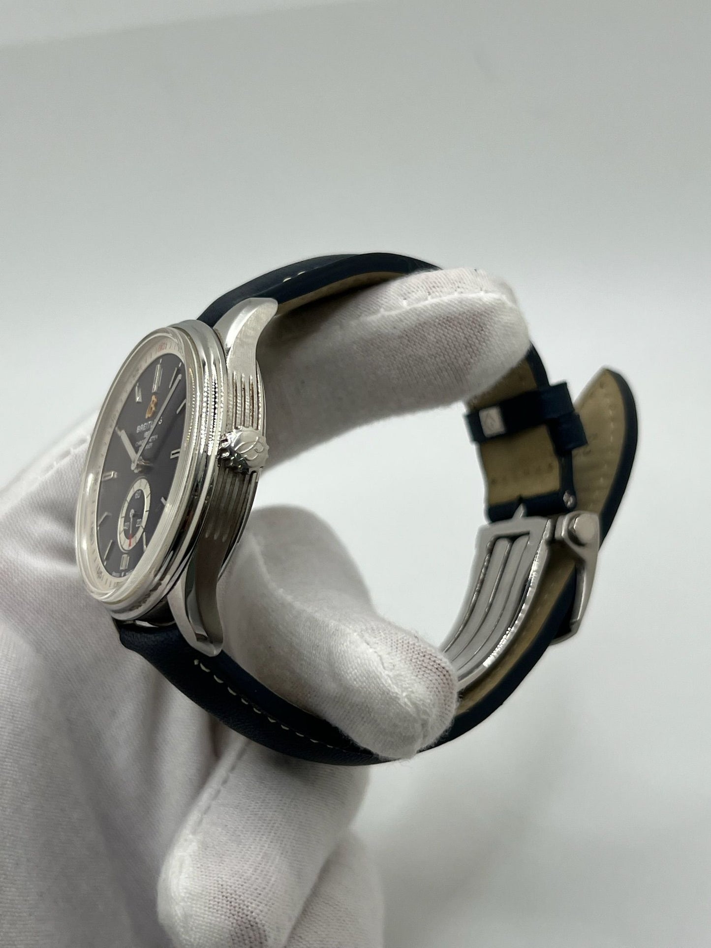 La Breitling Premier Automatique 40 mm full set de 2021 incarne l'élégance et la précision horlogère. Dotée d'un boîtier en acier, d’un cadran bleu sans chiffres, d’un verre saphir et d’un bracelet en cuir bleu, elle abrite un mouvement automatique Breitling 37 avec 38 heures de réserve de marche. Ce modèle homme/unisexe est livré avec son coffret et ses papiers d'origine. Une montre raffinée et fiable, en très bon état.